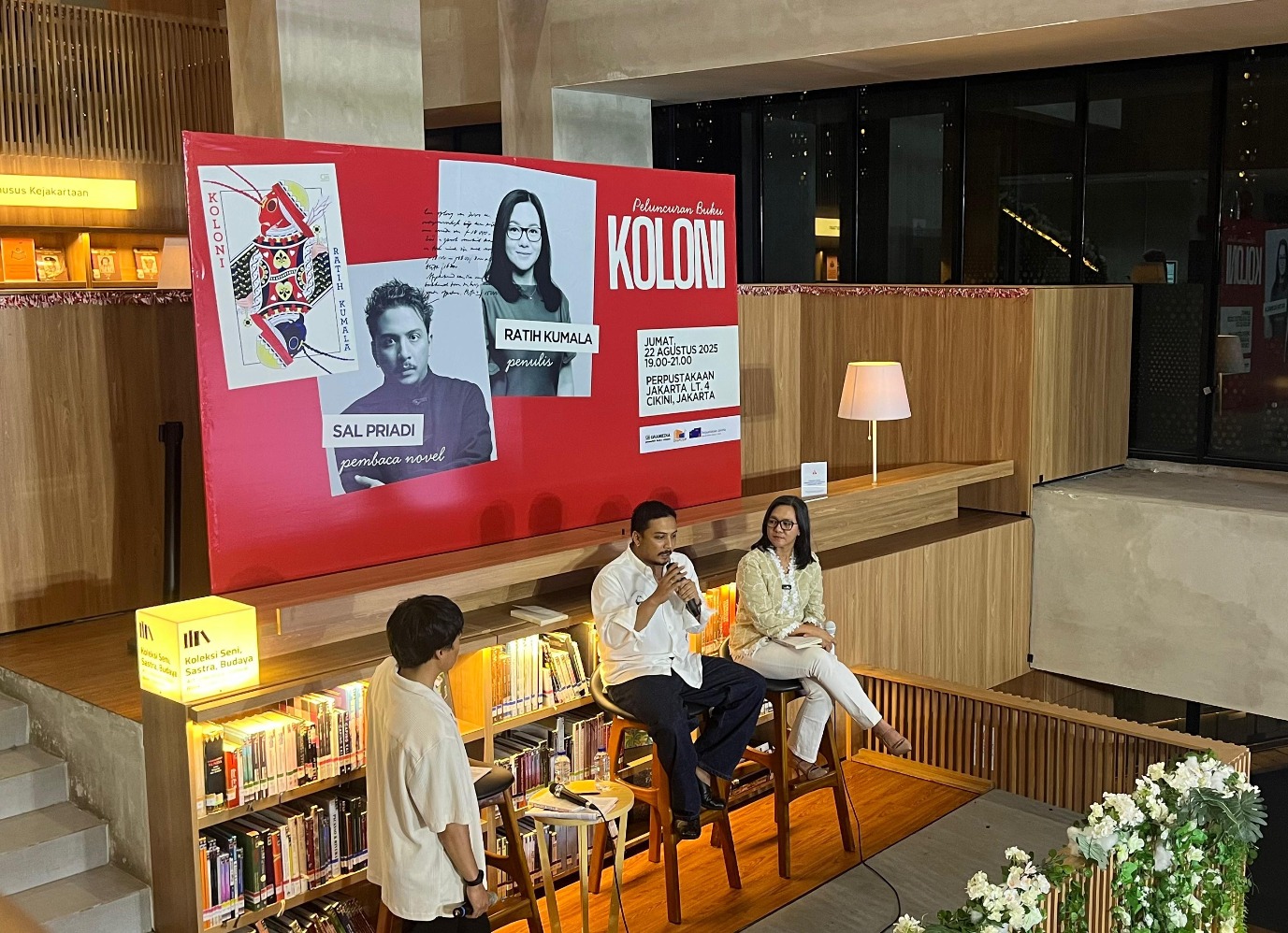 Penulis Ratih Kumala (kiri) & Kepala Redaksi Gramedia Pustaka Utama Andi Tarigan dalam acara peluncuran novel Koloni di Perpustakaan Jakarta, TIM, Cikini, Jakarta, Jumat (22/8/2025). Sumber gambar: Hypeabis.id/Luke Andaresta.