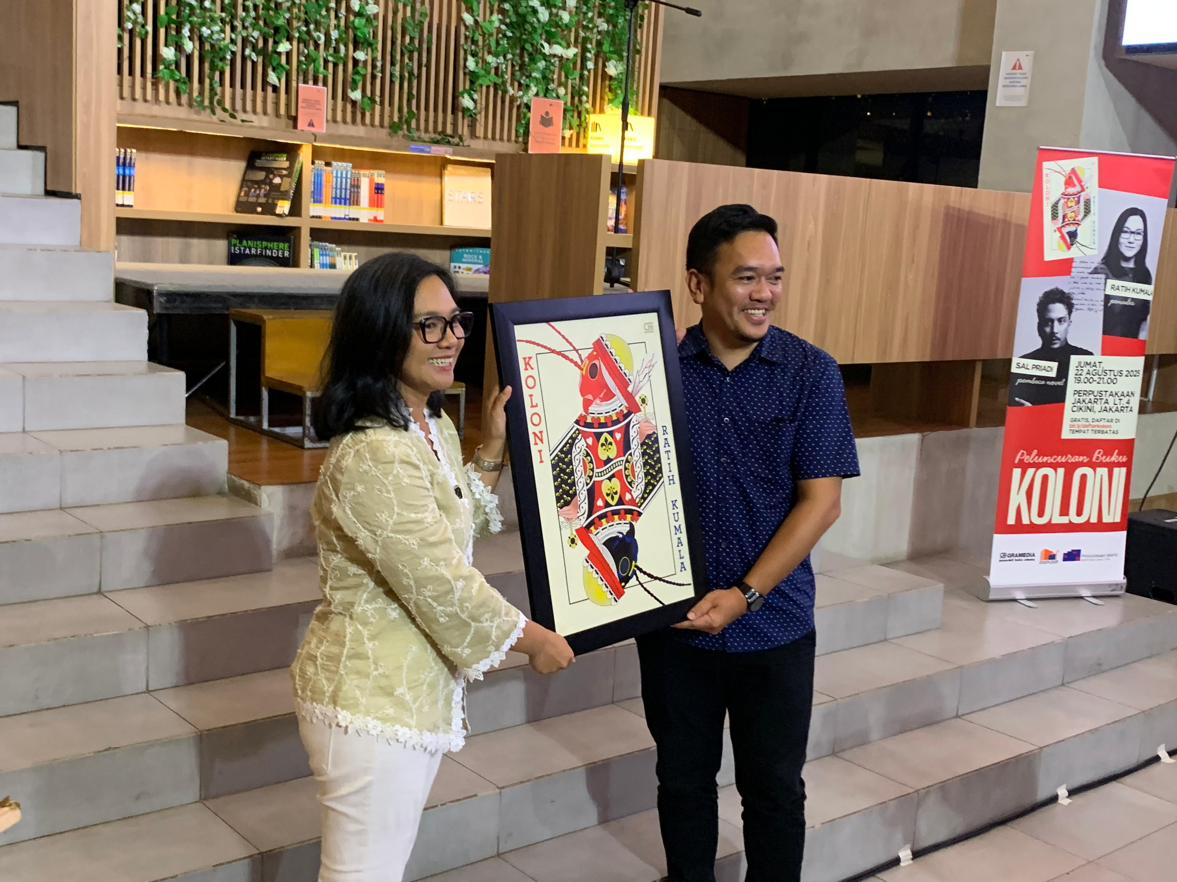 Penulis Ratih Kumala (kiri) & Kepala Redaksi Gramedia Pustaka Utama Andi Tarigan dalam acara peluncuran novel Koloni di Perpustakaan Jakarta, TIM, Cikini, Jakarta, Jumat (22/8/2025). Sumber gambar: Hypeabis.id/Luke Andaresta.