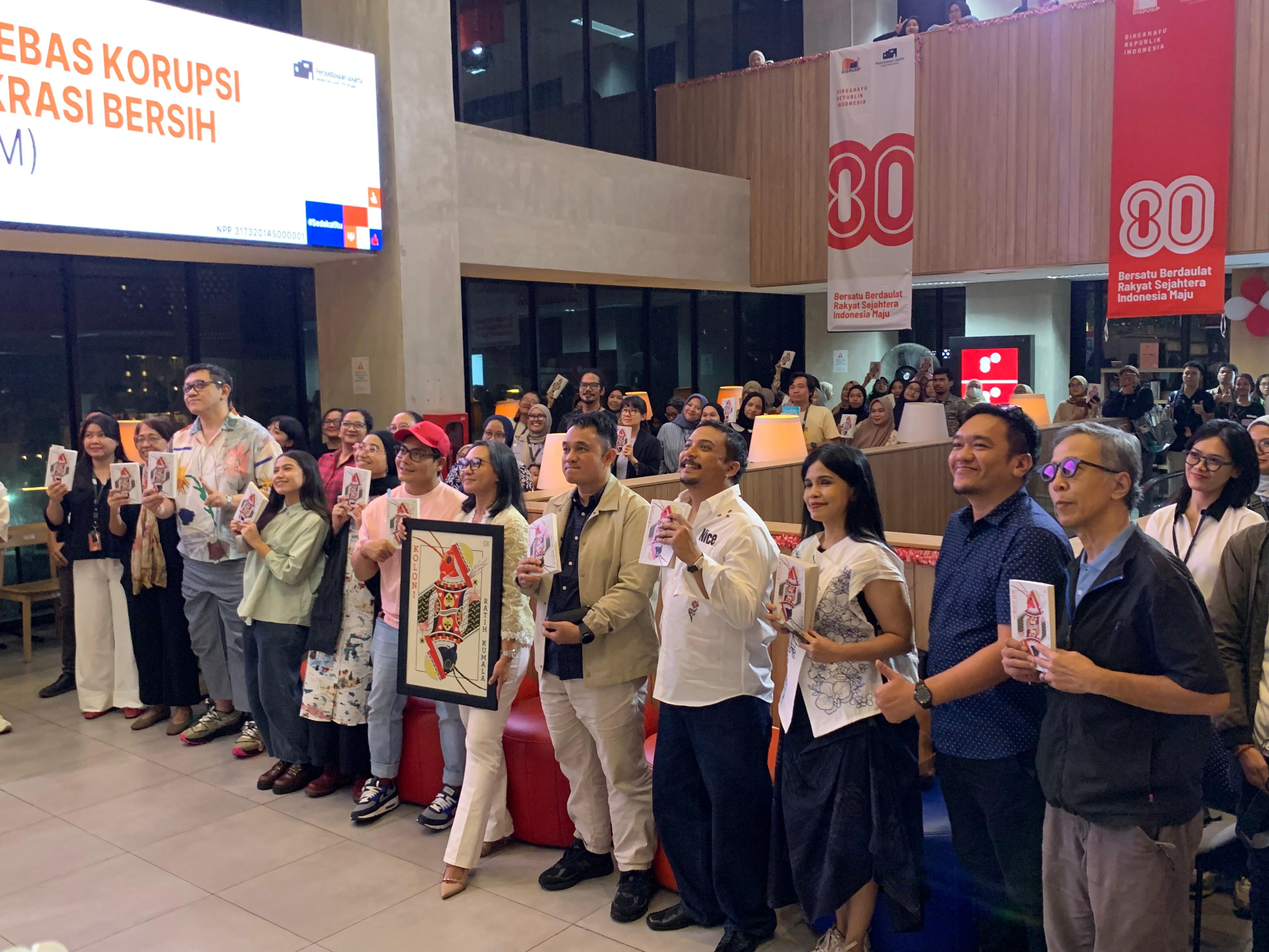 Penulis Ratih Kumala (kiri) & Kepala Redaksi Gramedia Pustaka Utama Andi Tarigan dalam acara peluncuran novel Koloni di Perpustakaan Jakarta, TIM, Cikini, Jakarta, Jumat (22/8/2025). Sumber gambar: Hypeabis.id/Luke Andaresta.