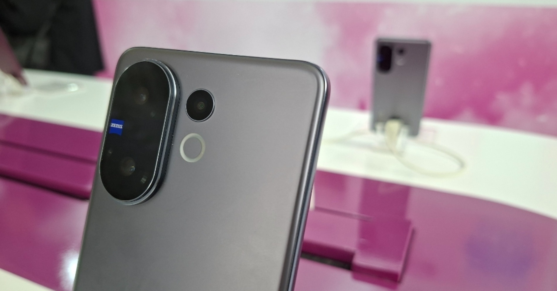 Vivo V60. (Sumber foto: Desyinta Nuraini/Hypeabis.id)