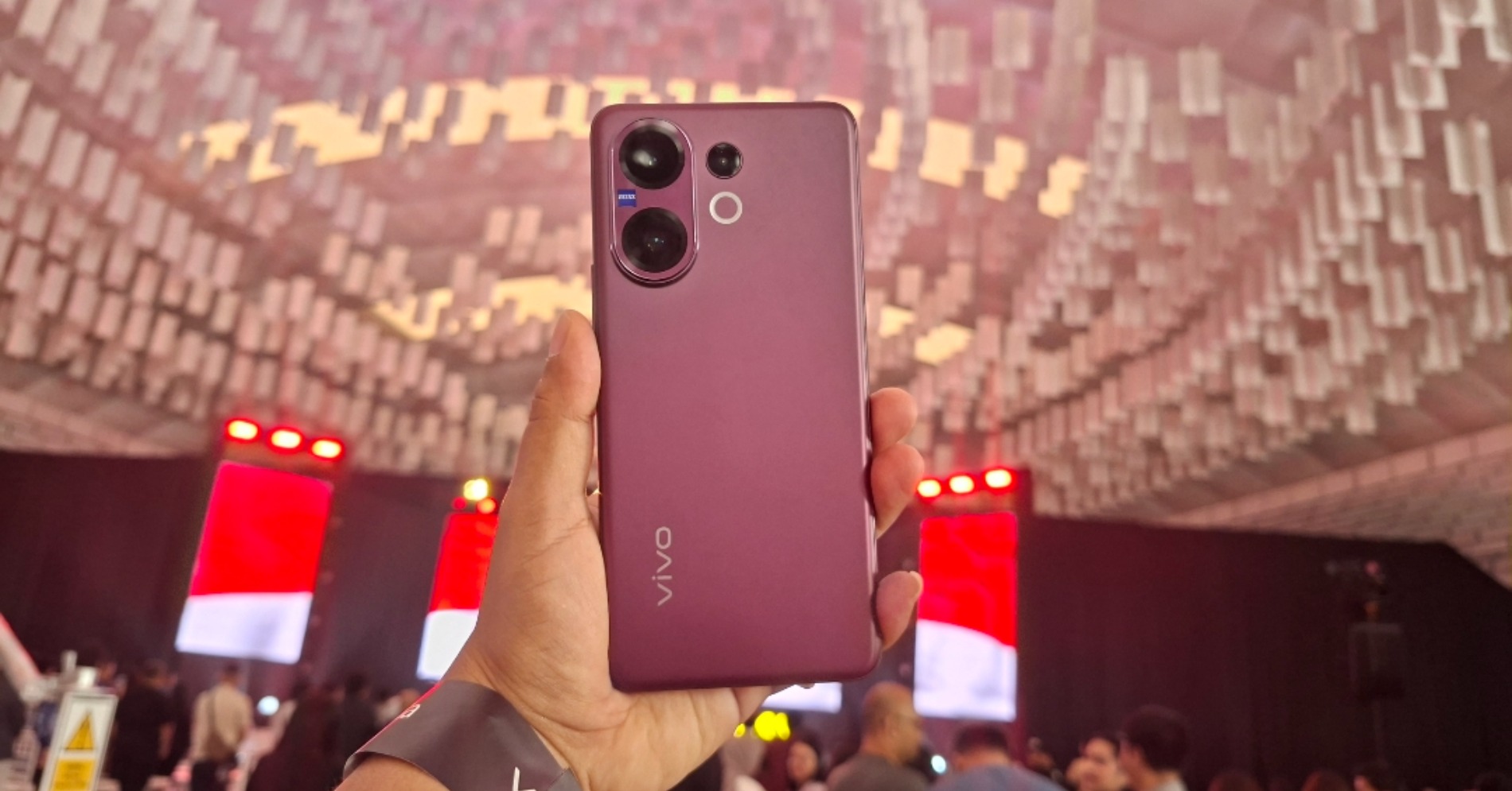 Vivo V60. (Sumber foto: Desyinta Nuraini/Hypeabis.id)