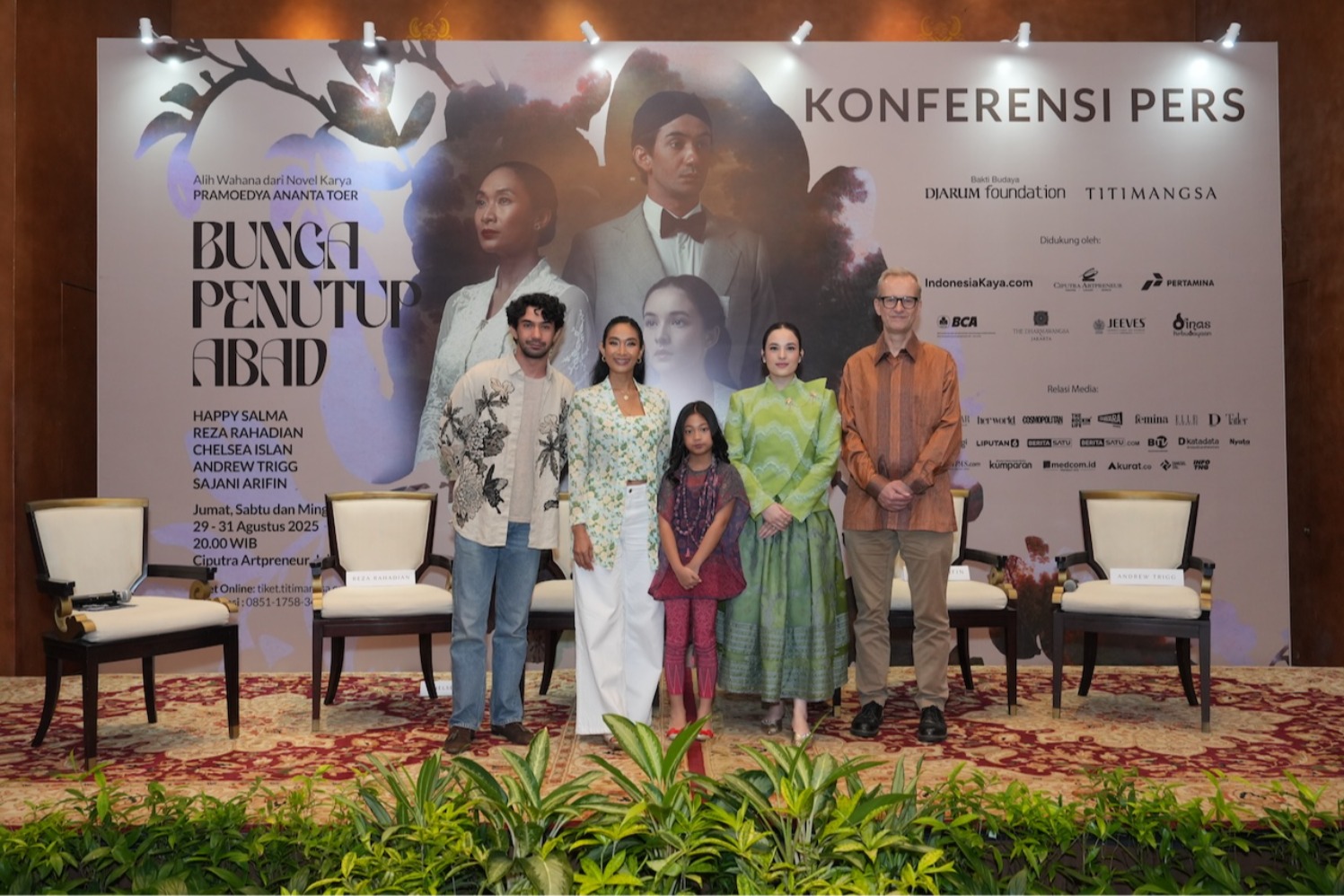 (ki-ka) Reza Rahadian, Happy Salma, Sajani Arifin, Chelsea Islan, Andrew Trigg (Sumber gambar: Titimangsa)
