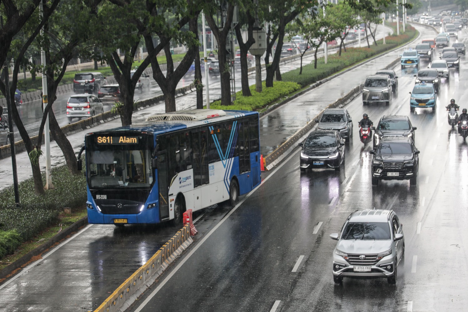 Bus Transjakarta melintas di Jakarta, Kamis (28/8/2025) (Sumber gambar: JIBI/Bisnis/Fanny Kusumawardhani)