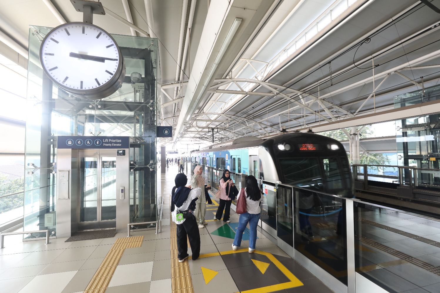 Sejumlah penumpang menunggu kereta moda raya terpadu (MRT) di Jakarta, Sabtu (19/7/2025). (Sumber gambar: JIBI/Bisnis/Eusebio Chrysnamurti )