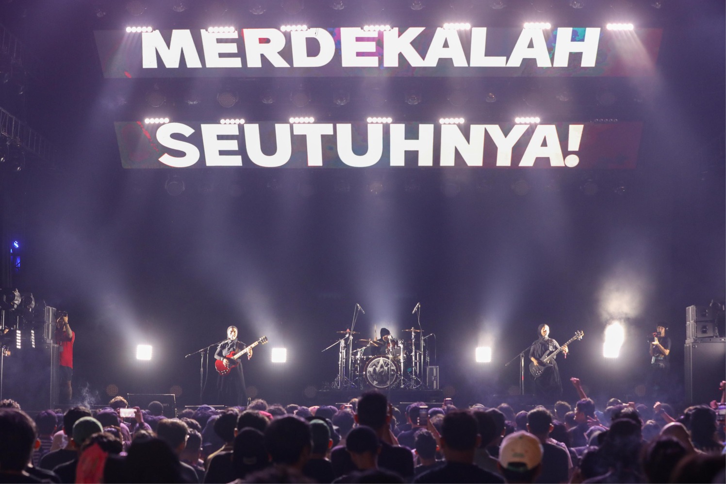 Band metal Voice of Baceprot (VOB) tampil dalam acara Pestapora 2024 di JIExpo Kemayoran, Jakarta, Jumat (21/9/2024). (Sumber gambar: JIBI/Bisnis/Himawan L Nugraha) Band metal Voice of Baceprot (VOB) tampil dalam acara Pestapora 2024 di JIExpo Kemayoran, Jakarta, Jumat (21/9/2024). (Sumber gambar: JIBI/Bisnis/Himawan L Nugraha)