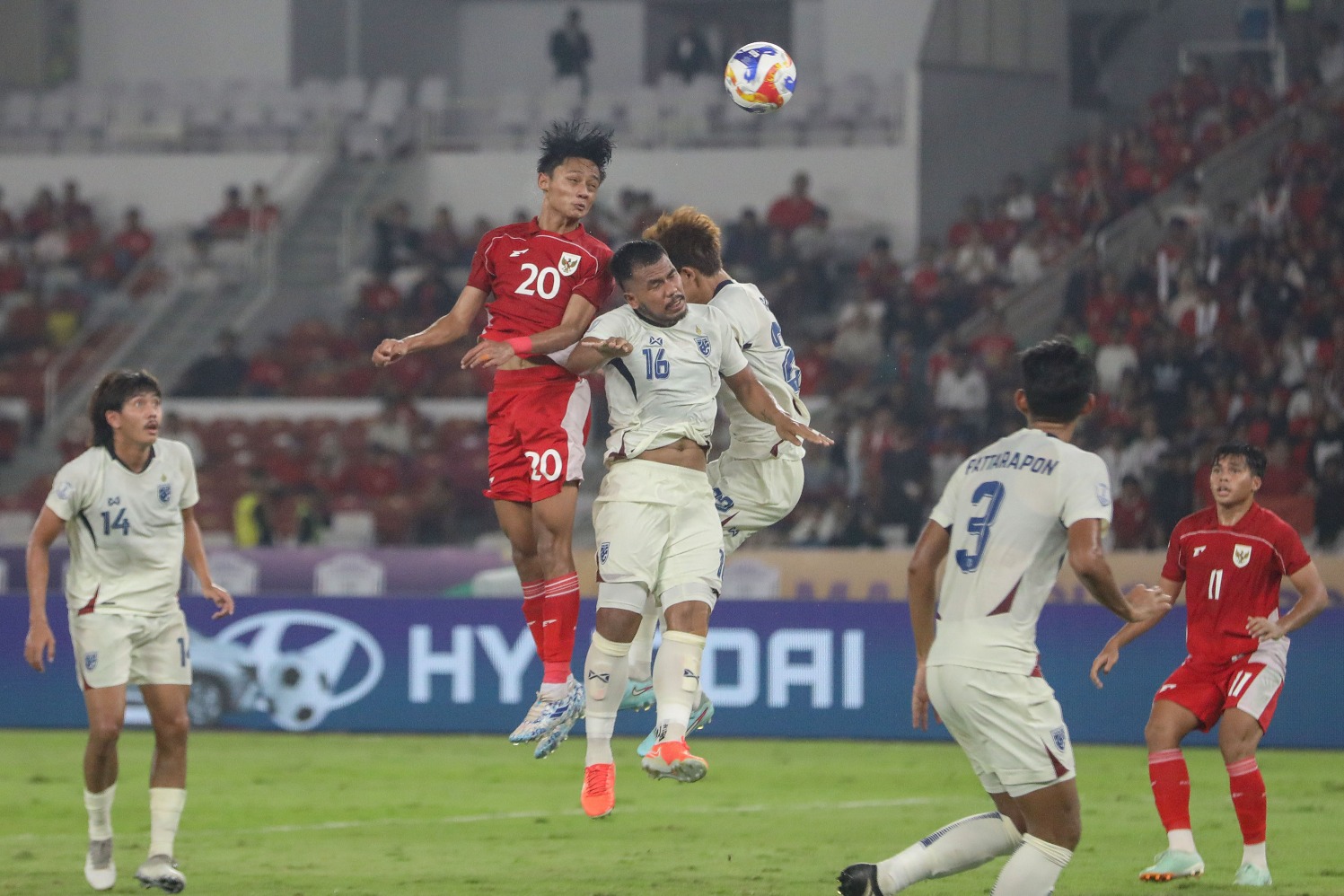  Pesepak bola Timnas U-23 Indonesia Achmad Maulana Syarif (20) berebut bola dengan pesepak bola Timnas U-23 Thailand dalam pertandingan semifinal Piala AFF U-23 2025 di Stadion Utama Gelora Bung Karno (SUGBK), Senayan, Jakarta, Jumat (25/7/2025). (Sumber gambar: JIBI/Bisnis/Eusebio Chrysnamurti )