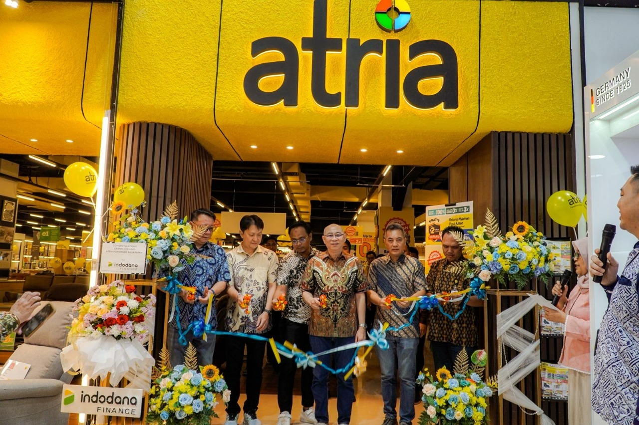 Direktur PT Catur Sentosa Adiprana Tbk (perusahaan induk Atria) Antonius Tan (tengah) didampingi National Head of Sales, Distribution and System Atria Dick Chandra Adrianus (paling kiri) dan National Head of Marketing, Merchandising and Support Atria, Oktavianus kusuma (kedua kanan) pada saat peresmian Atria ke-29 di Balikpapan. (Sumber gambar: Atria) Direktur PT Catur Sentosa Adiprana Tbk (perusahaan induk Atria) Antonius Tan (tengah) didampingi National Head of Sales, Distribution and System Atria Dick Chandra Adrianus (paling kiri) dan National Head of Marketing, Merchandising and Support Atria, Oktavianus kusuma (kedua kanan) pada saat peresmian Atria ke-29 di Balikpapan. (Sumber gambar: Atria)