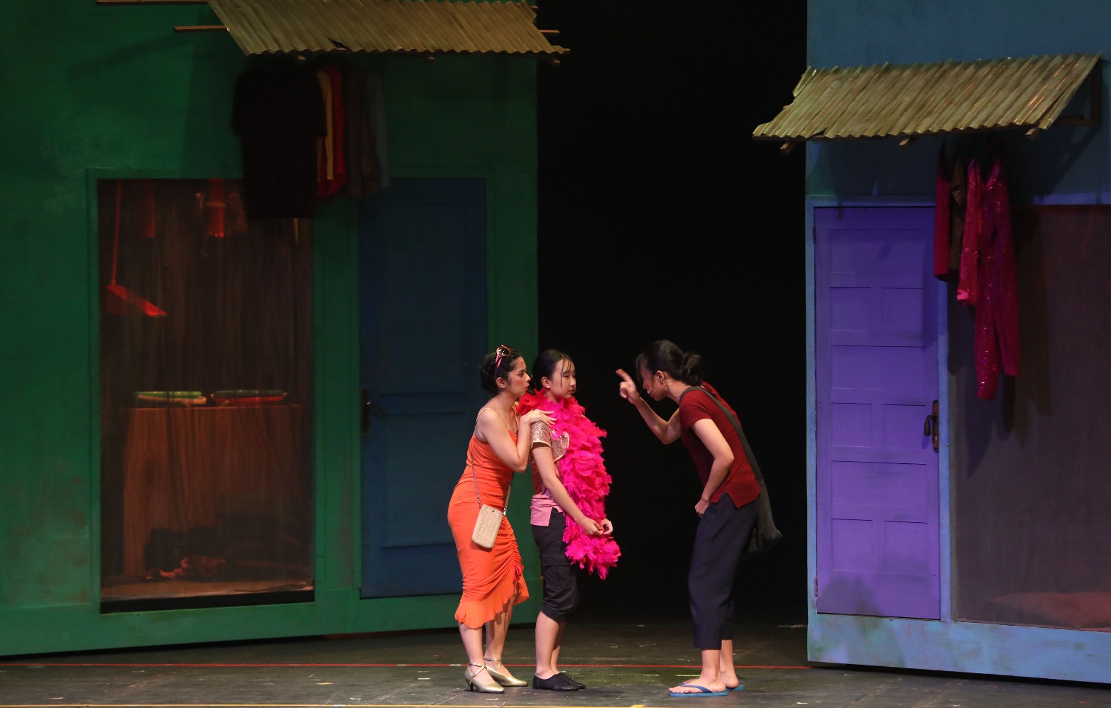 Sejumlah pemain EKI Dance Company melakukan Preview Musikal Perempuan Punya Cerita pada Rabu, (3/9/205). Pertunjukan dijadwalkan berlangsung pada 4–7 September 2025 di Graha Bhakti Budaya, Taman Ismail Marzuki (TIM), Jakarta. (sumber gambar: Hypeabis.id/Eusebio Chrysnamurti) Sejumlah pemain EKI Dance Company melakukan Preview Musikal Perempuan Punya Cerita pada Rabu, (3/9/205). Pertunjukan dijadwalkan berlangsung pada 4–7 September 2025 di Graha Bhakti Budaya, Taman Ismail Marzuki (TIM), Jakarta. (sumber gambar: Hypeabis.id/Eusebio Chrysnamurti)