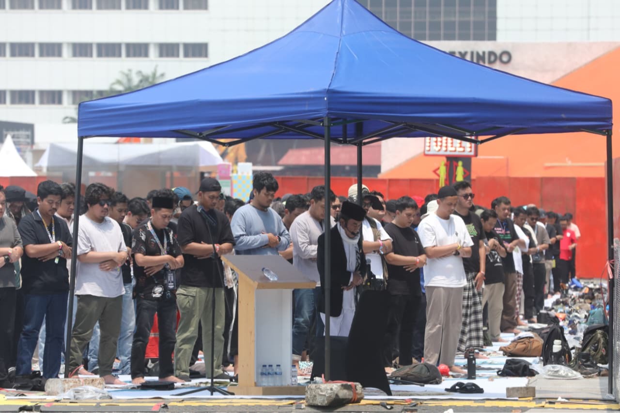 Rhoma Irama menjadi Imam dan Khatib salat Jumat.