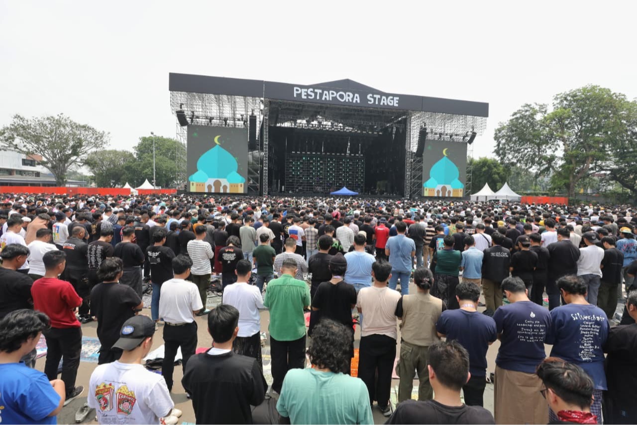 Ibadah salat Jumat disela-sela acara Pesta Pora 2025 di JIExpo Kemayoran, Jakarta, Jumat (5/9/2025). (Sumber foto: Hypeabis.id/Eusebio Chrysnamurti)