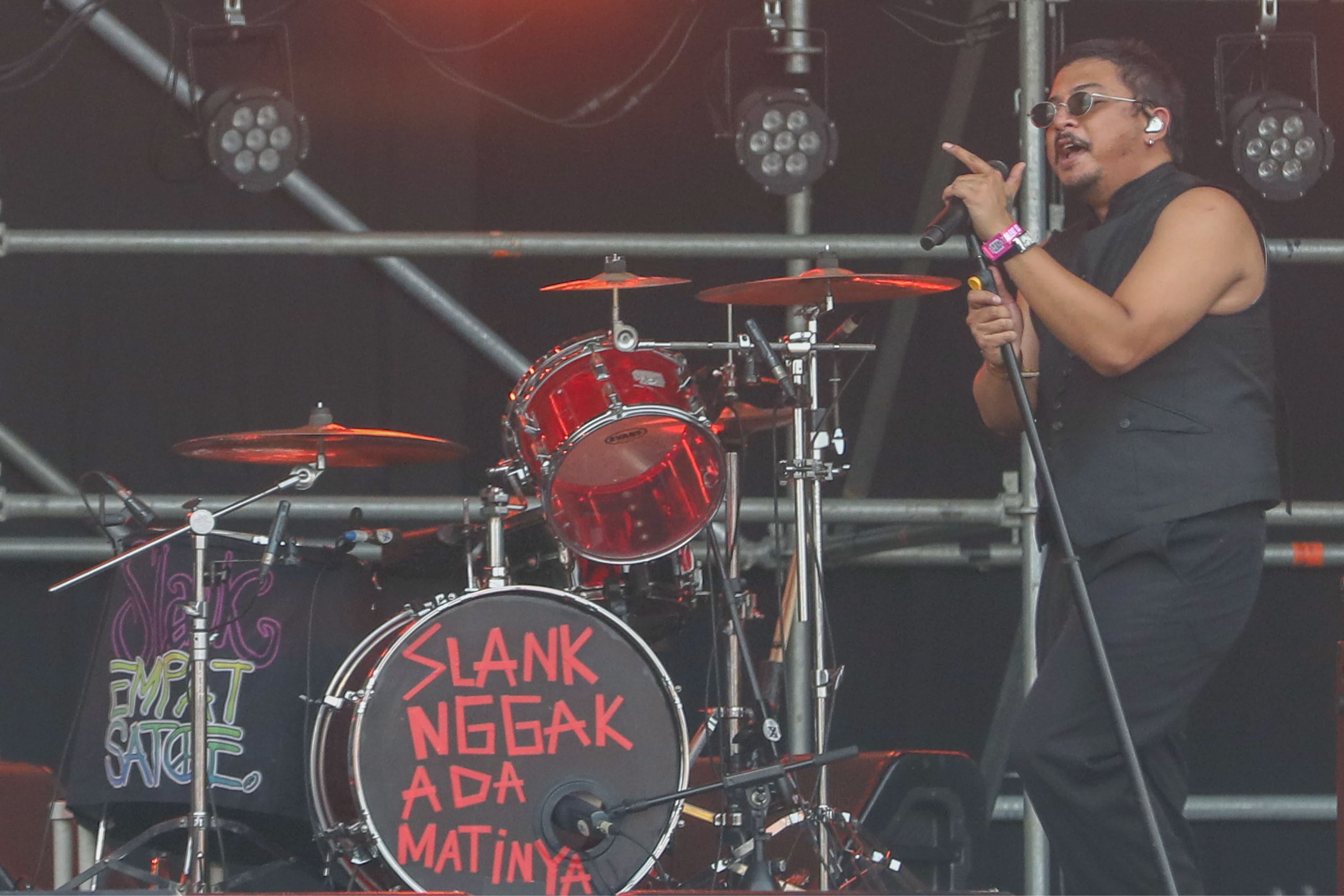 Grup Musik Slank tampil bersama Penyanyi Sal Priadi pada hari pertama Pesta Pora 2025 di Jakarta, Jumat (5/9/2025). (Sumber foto: Hypeabis.id/Eusebio Chrysnamurti) Grup Musik Slank tampil bersama Penyanyi Sal Priadi pada hari pertama Pesta Pora 2025 di Jakarta, Jumat (5/9/2025). (Sumber foto: Hypeabis.id/Eusebio Chrysnamurti)
