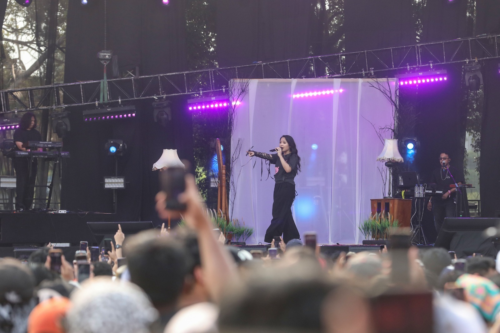 Penyanyi Bernadya menyanyikan lagu-lagu dari Hindia pada hari pertama Pestapora 2025 di Jakarta, Jumat (5/9/2025). (Sumber foto: Hypeabis.id/Eusebio Chrysnamurti) Penyanyi Bernadya menyanyikan lagu-lagu dari Hindia pada hari pertama Pestapora 2025 di Jakarta, Jumat (5/9/2025). (Sumber foto: Hypeabis.id/Eusebio Chrysnamurti)