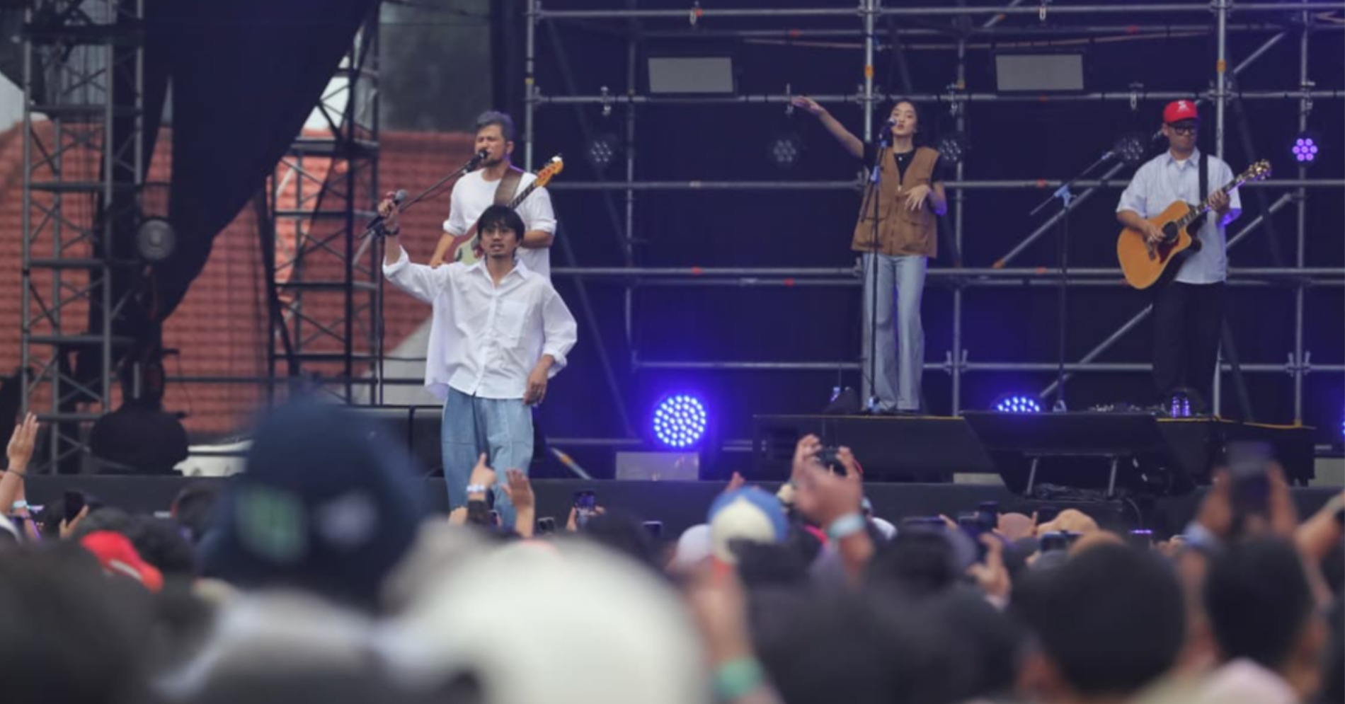 Grup Musik Sheila On 7 tampil pada hari kedua Pestapora 2025 di Jakarta, Sabtu (6/9/2025). Dalam penampilannya grup musik asal Jogja tersebut membawa sejumlah lagu seperti Just For My Mom, Lia Lia Lia dan Memori Baik. (Sumber Gambar: Hypeabis.id/Eusebio Chrysnamurti) Grup Musik Sheila On 7 tampil pada hari kedua Pestapora 2025 di Jakarta, Sabtu (6/9/2025). Dalam penampilannya grup musik asal Jogja tersebut membawa sejumlah lagu seperti Just For My Mom, Lia Lia Lia dan Memori Baik. (Sumber Gambar: Hypeabis.id/Eusebio Chrysnamurti)