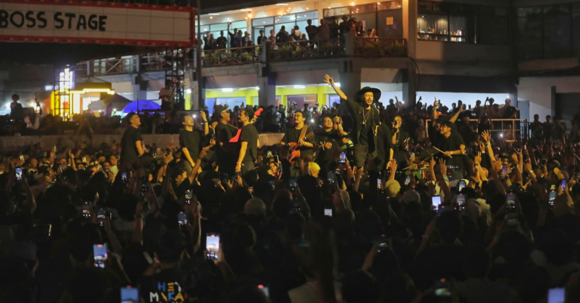 Grup Musik The Adams dan FSTVLST bernyanyi bersama dengan para penonton usai batal tampil pada hari kedua Pesta Pora 2025 di Jakarta, Sabtu (6/9/2025). (Sumber gambar: Hypeabis.id/Eusebio Chrysnamurti)