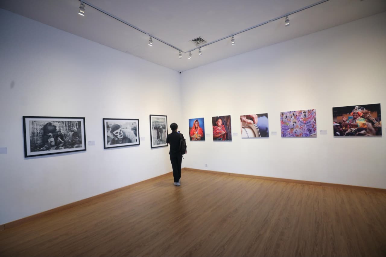 Seorang pengunjung di pameran Tierra Viva di Galeri Nasional, Jakarta. (Sumber gambar: Hypeabis.id/Himawan L. Nugraha) Seorang pengunjung di pameran Tierra Viva di Galeri Nasional, Jakarta. (Sumber gambar: Hypeabis.id/Himawan L. Nugraha)