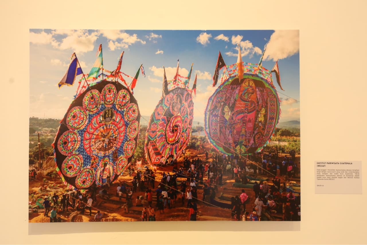 Seorang pengunjung di pameran Tierra Viva di Galeri Nasional, Jakarta. (Sumber gambar: Hypeabis.id/Himawan L. Nugraha) Seorang pengunjung di pameran Tierra Viva di Galeri Nasional, Jakarta. (Sumber gambar: Hypeabis.id/Himawan L. Nugraha)