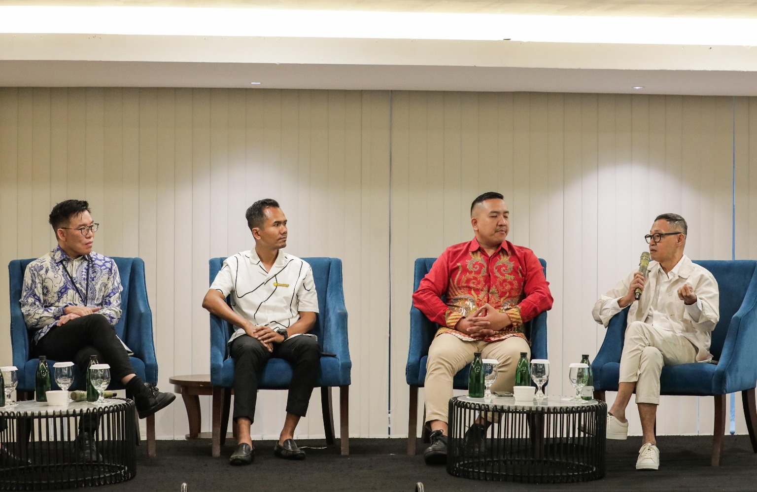 Artistic Director Art Jakarta Enin Supriyanto (dari kanan), Head of PR & Corporate Communication Bibit & Stockbit William, Head of Partnership & PR Treasury Anang Samsudin, dan Executive Vice President of Individual Consumer Banking Business Development PT Bank Central Asia Tbk. Dody Santosa Iswan memberikan paparan saat acara media gathering Art Jakarta 2025 di Jakarta, Selasa (9/9/2025). (sumber gambar: Hypeabis.id/Fanny Kusumawardhani) Artistic Director Art Jakarta Enin Supriyanto (dari kanan), Head of PR & Corporate Communication Bibit & Stockbit William, Head of Partnership & PR Treasury Anang Samsudin, dan Executive Vice President of Individual Consumer Banking Business Development PT Bank Central Asia Tbk. Dody Santosa Iswan memberikan paparan saat acara media gathering Art Jakarta 2025 di Jakarta, Selasa (9/9/2025). (sumber gambar: Hypeabis.id/Fanny Kusumawardhani)