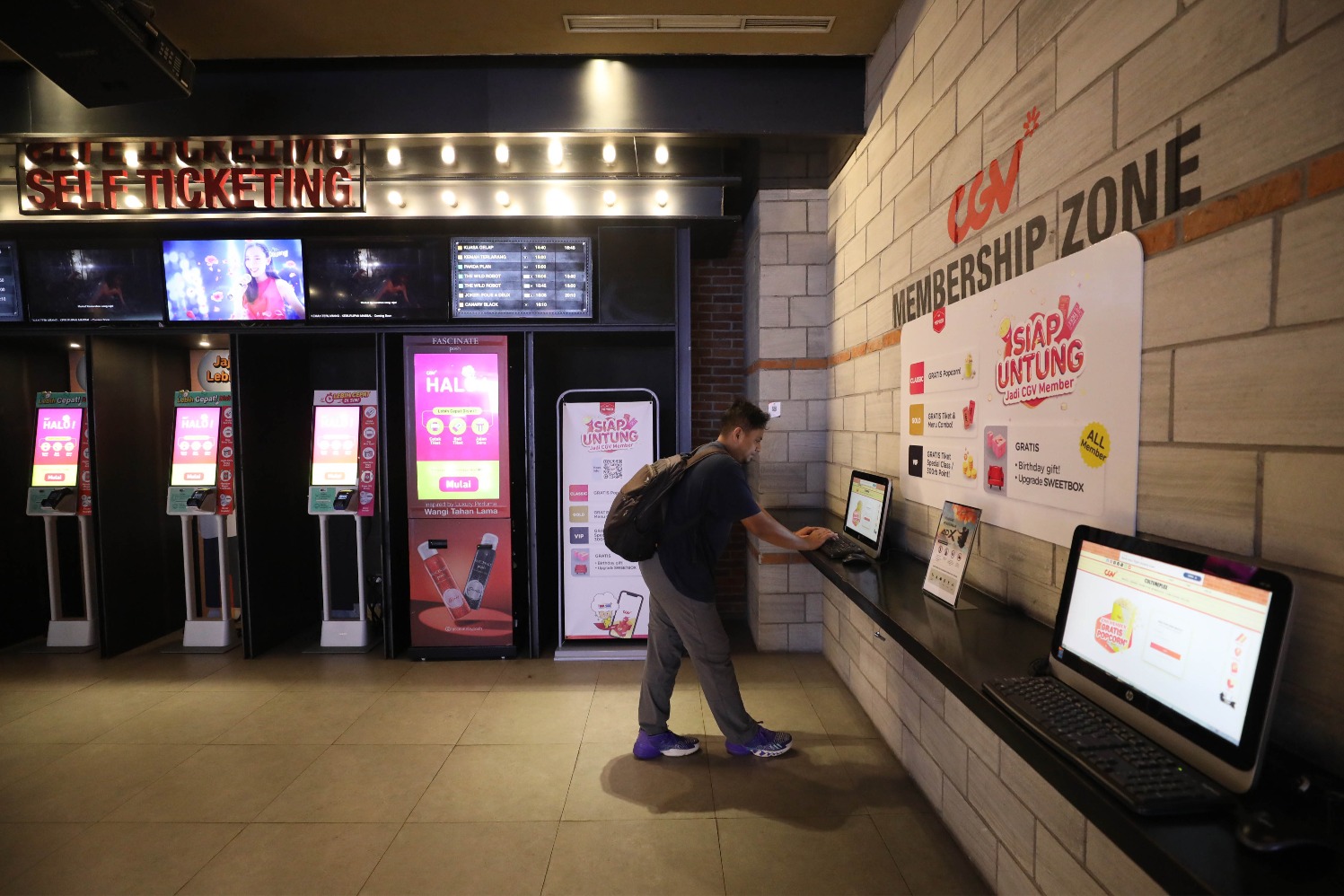 Pengunjung beraktivitas di salah satu bioskop CGV di Jakarta, Selasa (15/10/2024). (Sumber gambar: JIBI/Bisnis/Eusebio Chrysnamurti)