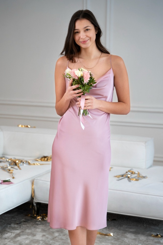 Dress satin (Sumber Foto: Freepik) Dress satin (Sumber Foto: Freepik)