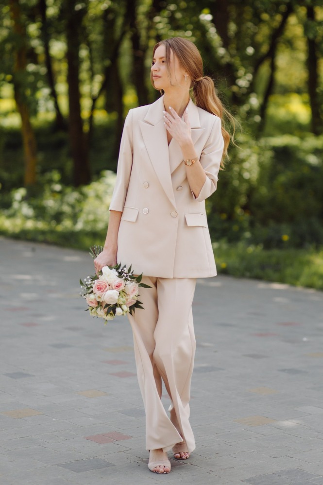 Setelan blazer (Sumber Foto: Freepik) Setelan blazer (Sumber Foto: Freepik)
