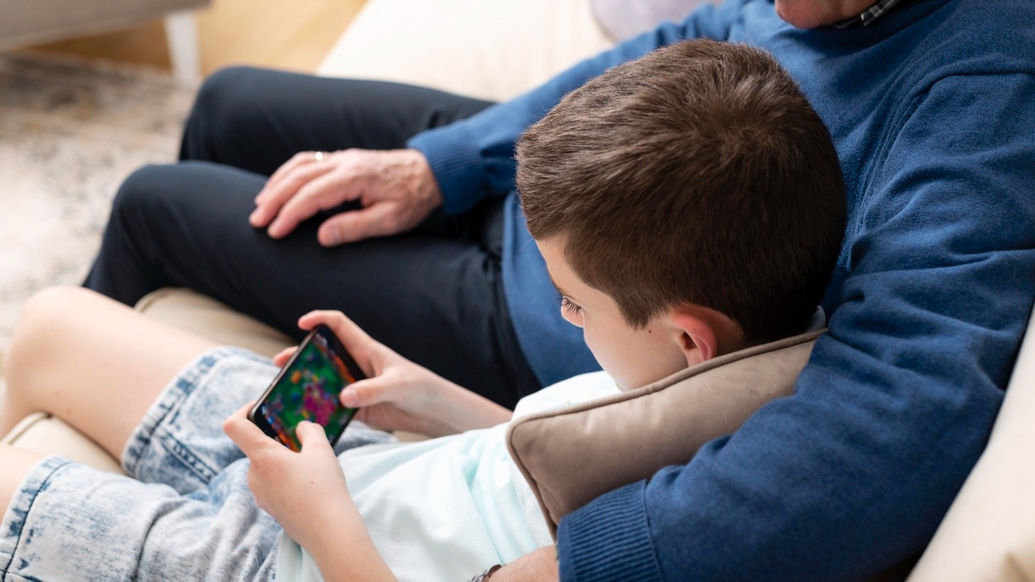 Orang tua mengawasi anak bermain mobile game. (Sumber foto: Freepik)