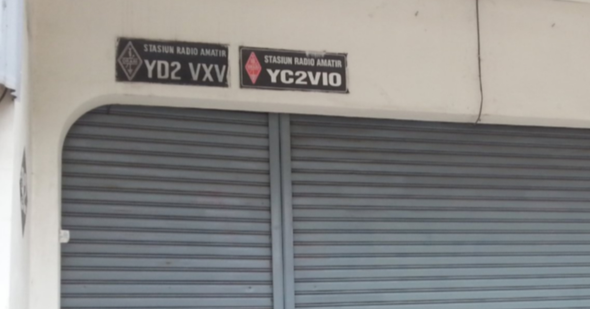 Contoh papan identitas radio amatir di Kota Yogyakarta, DI Yogyakarta. (Sumber gambar: Google Street View) Contoh papan identitas radio amatir di Kota Yogyakarta, DI Yogyakarta. (Sumber gambar: Google Street View)