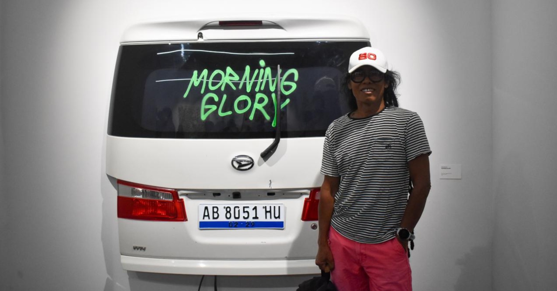Perupa Eddi Prabandono berdiri di samping karyanya yang berjudul Morining Glory Perupa Eddi Prabandono berdiri di samping karyanya yang berjudul Morining Glory