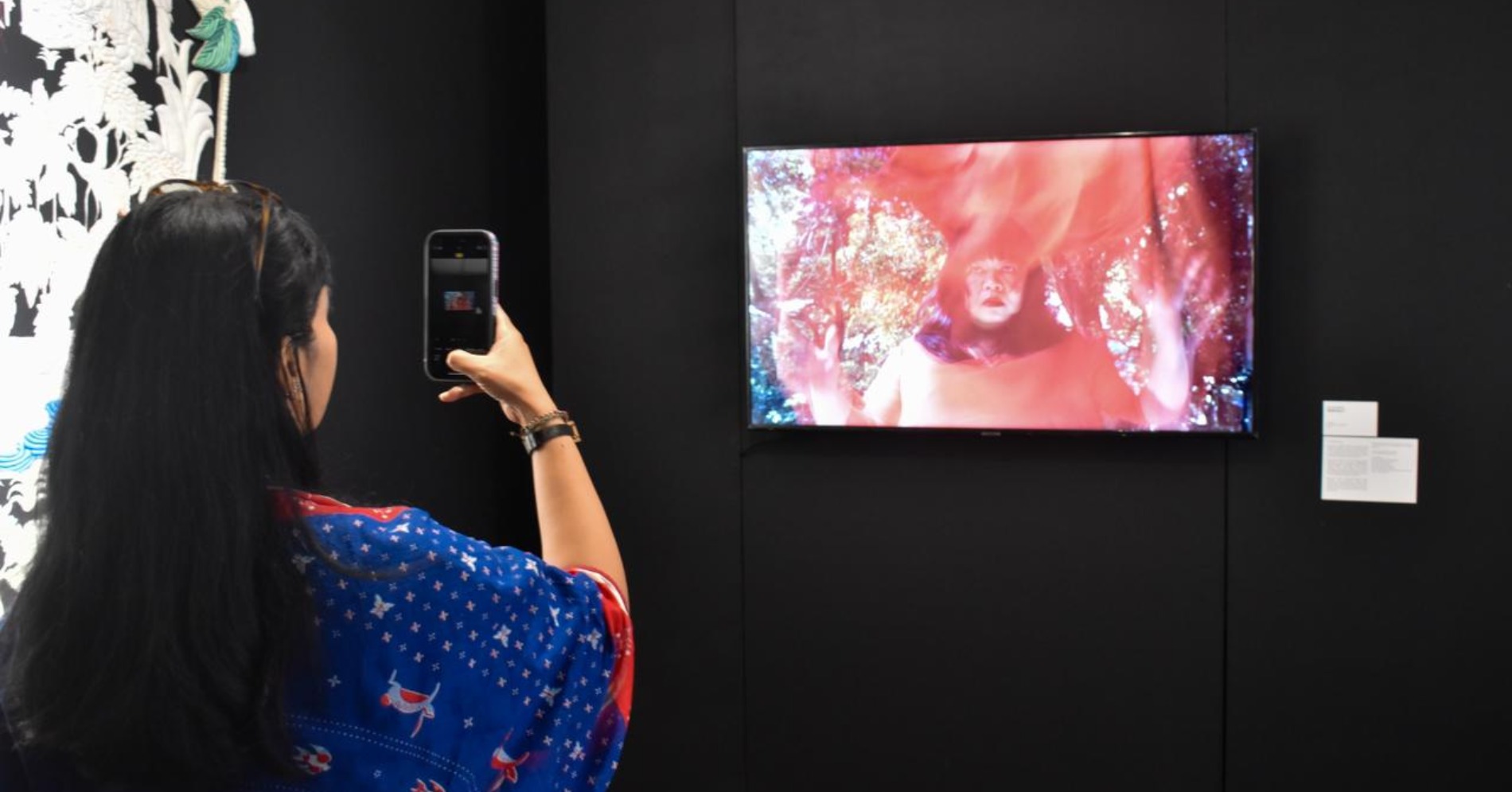 Pengunjung memotret karya Melati Suryodarmo bertajuk Dear Holly Pengunjung memotret karya Melati Suryodarmo bertajuk Dear Holly