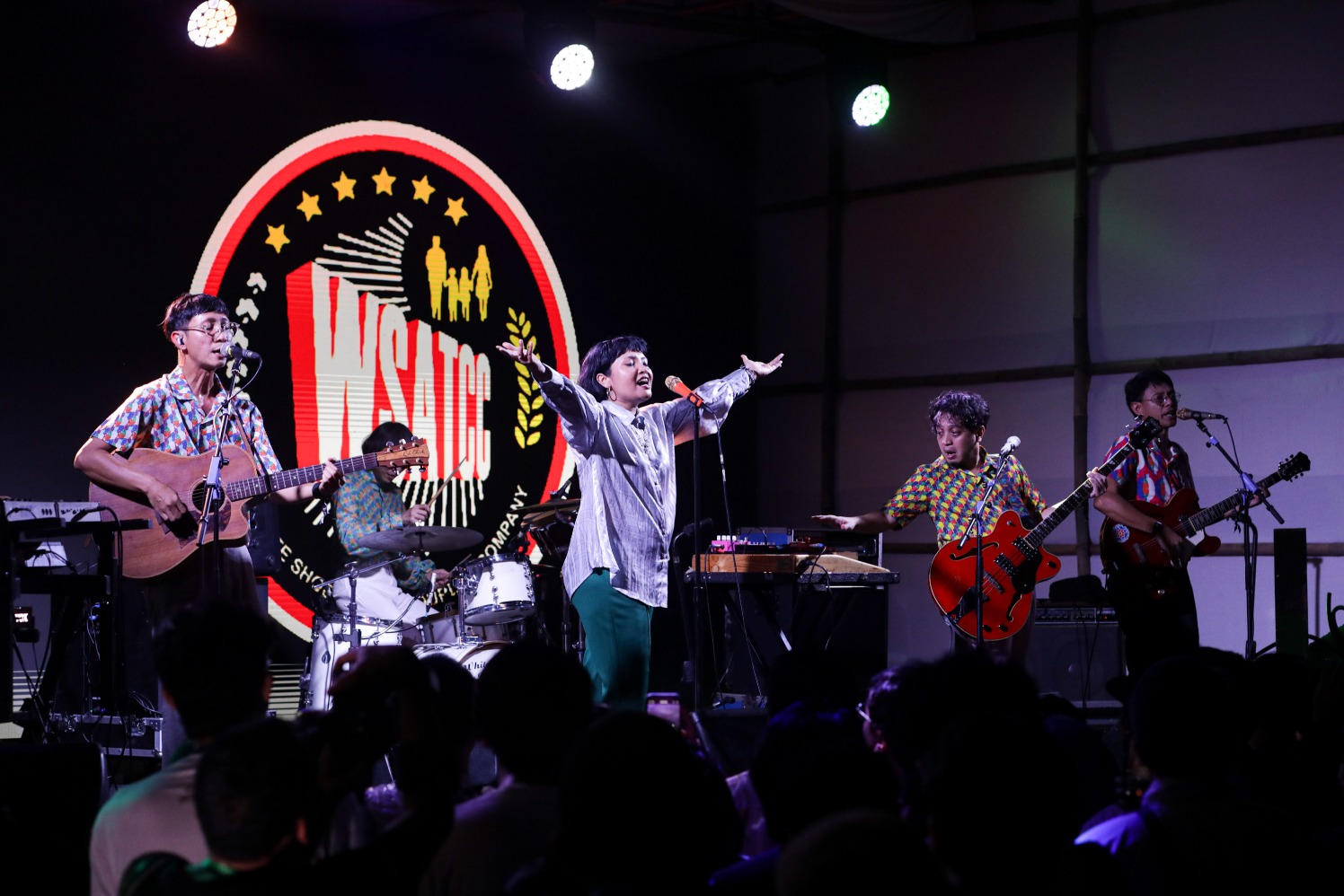 Ilustrasi Grup musik White Shoes & The Couples Company tampil menghibur pengunjung pada acara Joyland Jakarta 2024 di Gelora Bung Karno (GBK) Senayan, Jakarta, Jumat (22/11/2024). (Sumber gambar: JIBI/Bisnis/Arief Hermawan P)