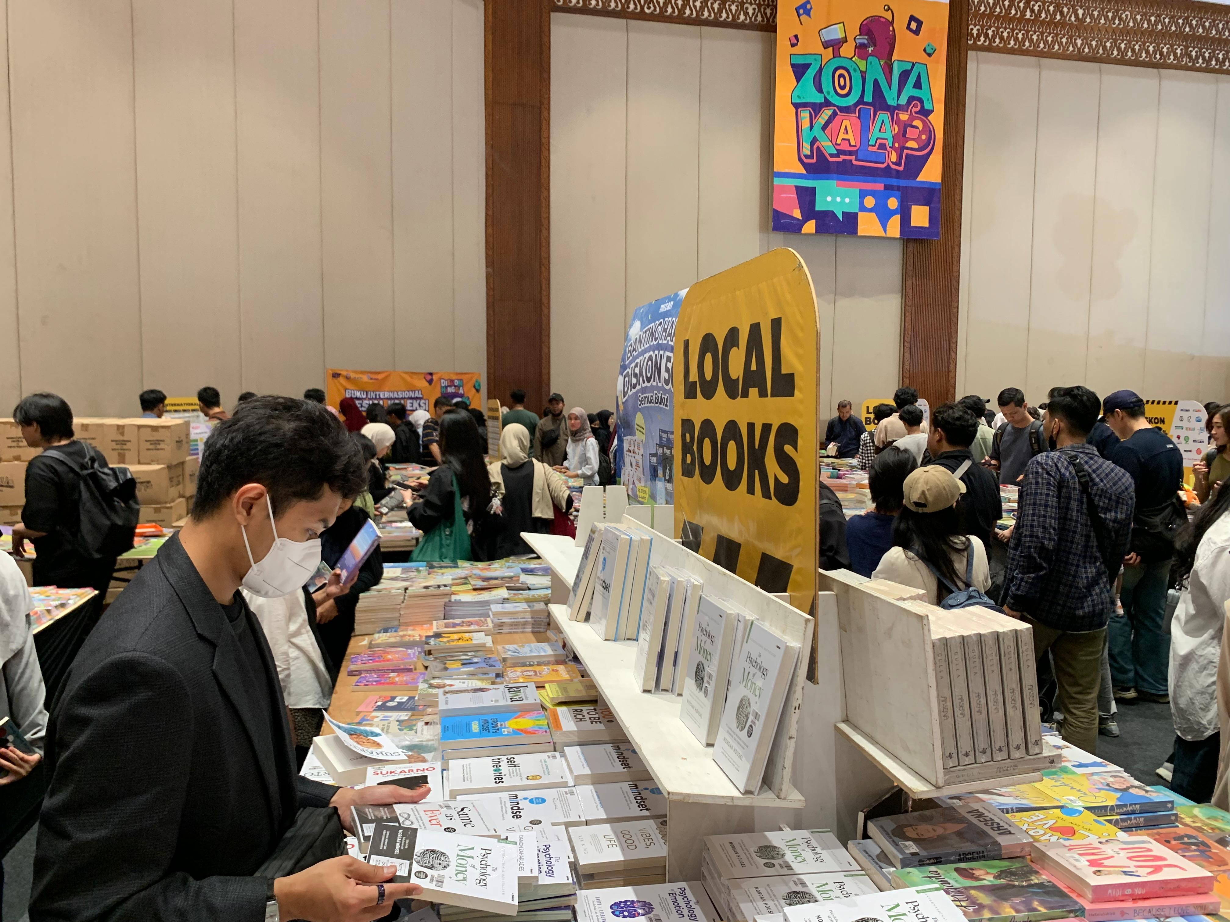 Suasana pengunjung di IIBF 2025. (Sumber gambar: Hypeabis.id/Luke Andaresta) Suasana pengunjung di IIBF 2025. (Sumber gambar: Hypeabis.id/Luke Andaresta)