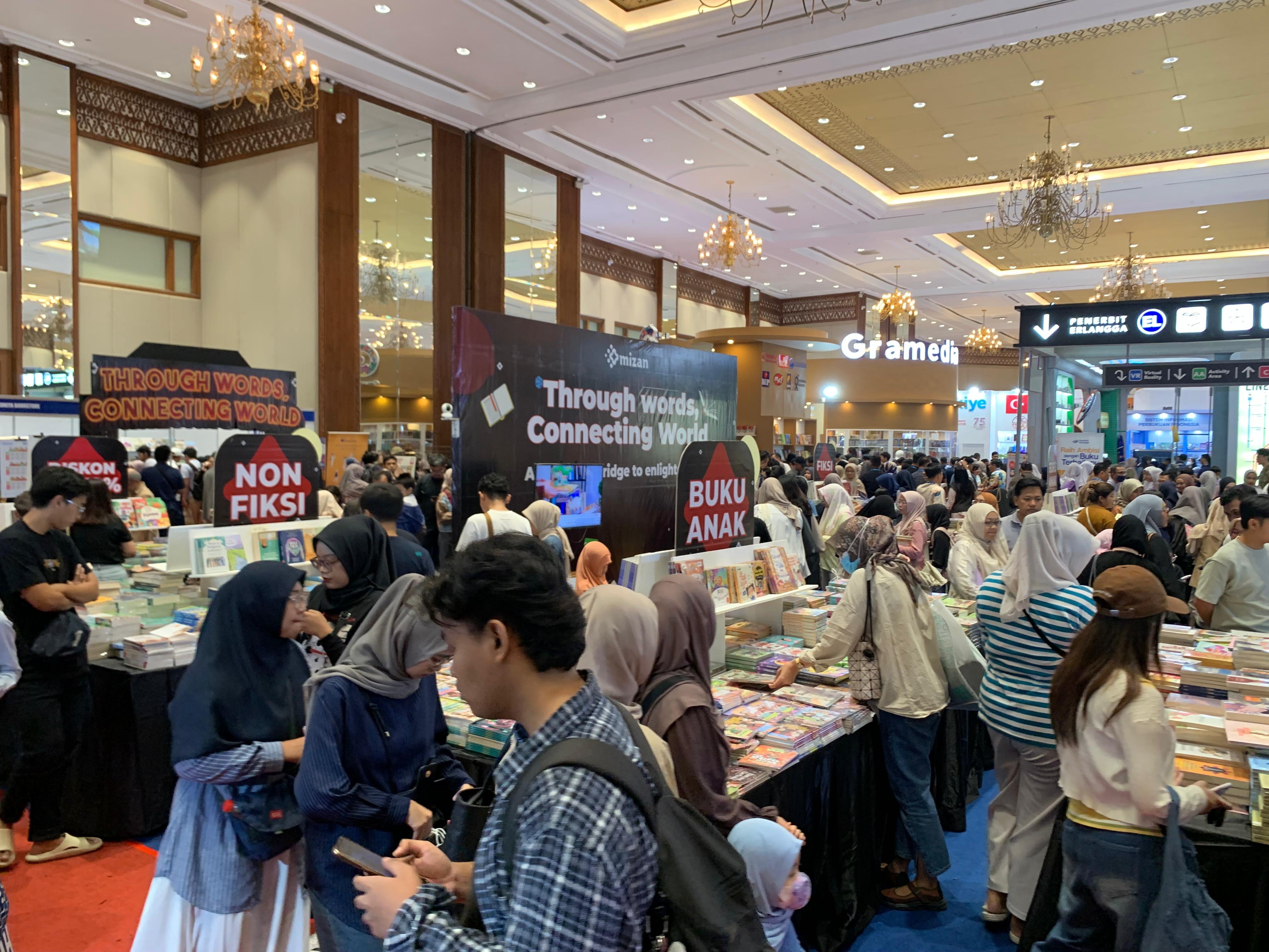 Suasana pengunjung di IIBF 2025. (Sumber gambar: Hypeabis.id/Luke Andaresta) Suasana pengunjung di IIBF 2025. (Sumber gambar: Hypeabis.id/Luke Andaresta)