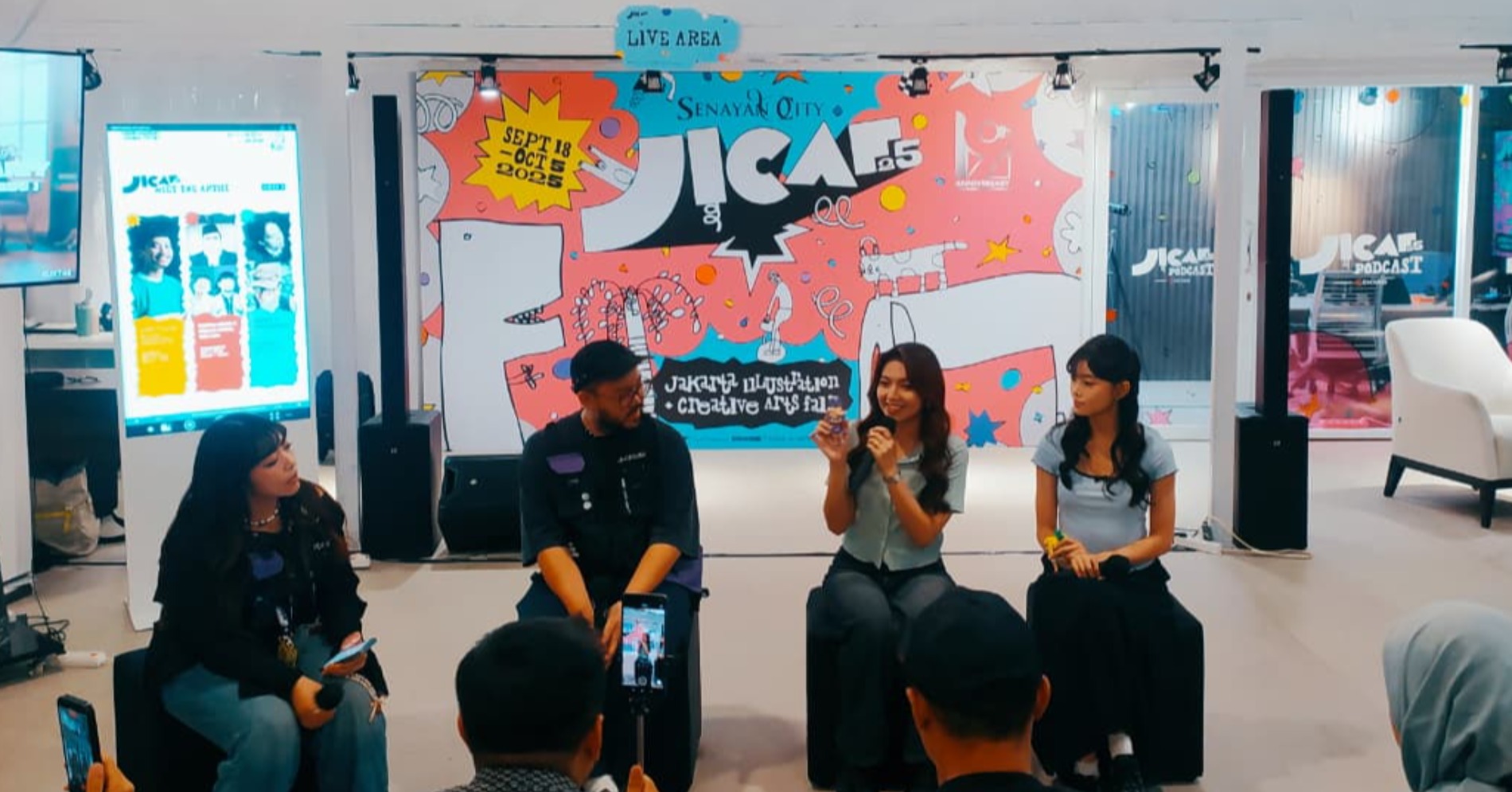 Suasana peluncuran resmi proyek terbaru JKT48 bertajuk (((echo))) di Jakarta Illustration & Creative Arts Fair (JICAF) Selasa, (