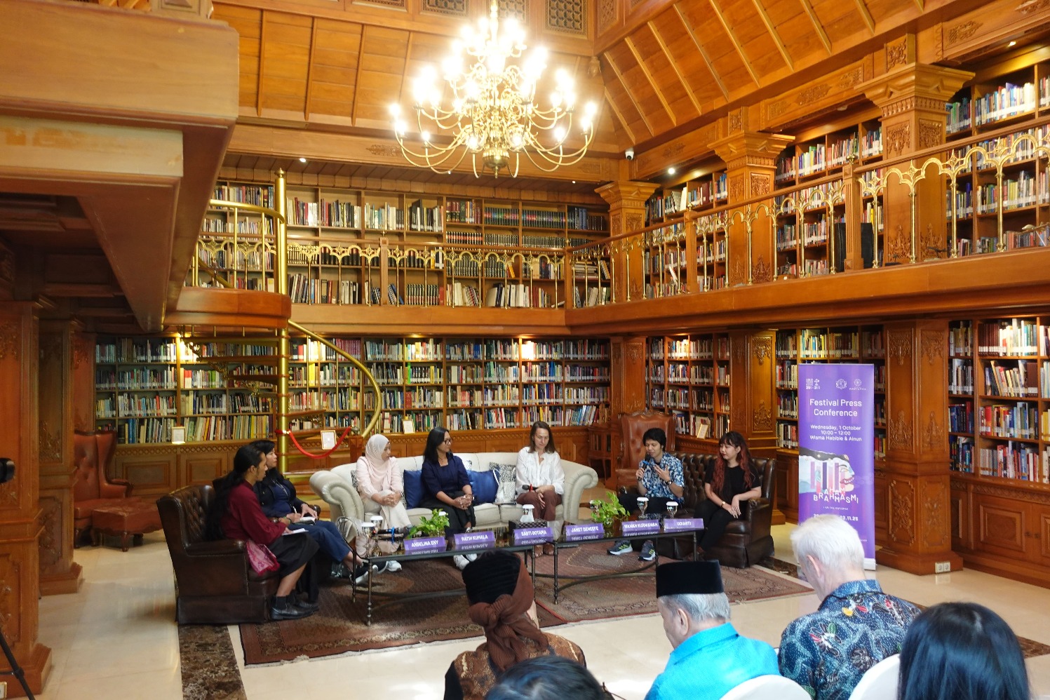 Founder and Director Janet DeNeefe; Curatorial Board member for the Emerging Writers’ Program 2025, Ratih Kumala; Winner of Hadiah Sastra Rasa 2025 (2nd Prize), Angelina Eny; Festival Emerging Writers 2025, Wawan Kurniawan and Udiarti; Winner of Kusala Sastra Khatulistiwa 2025, Sasti Gotama (Sumber gambar: Chelsea Venda/Hypeabis.id)