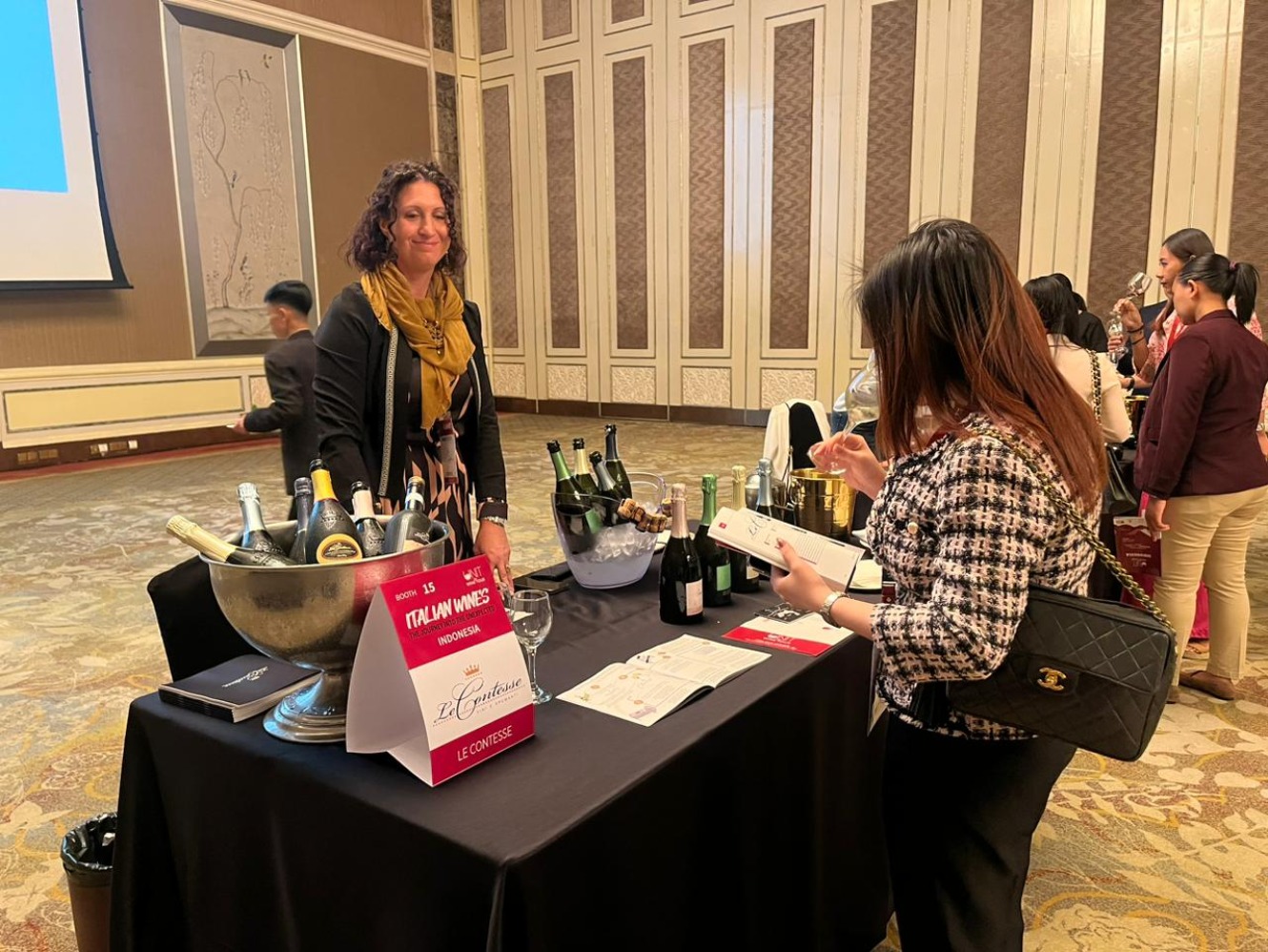 Acara wine tasting dalam agenda UNIT Wine Tour 2025 (Sumber gambar: Indah Permata Hati/Hypeabis/id) Acara wine tasting dalam agenda UNIT Wine Tour 2025 (Sumber gambar: Indah Permata Hati/Hypeabis/id)