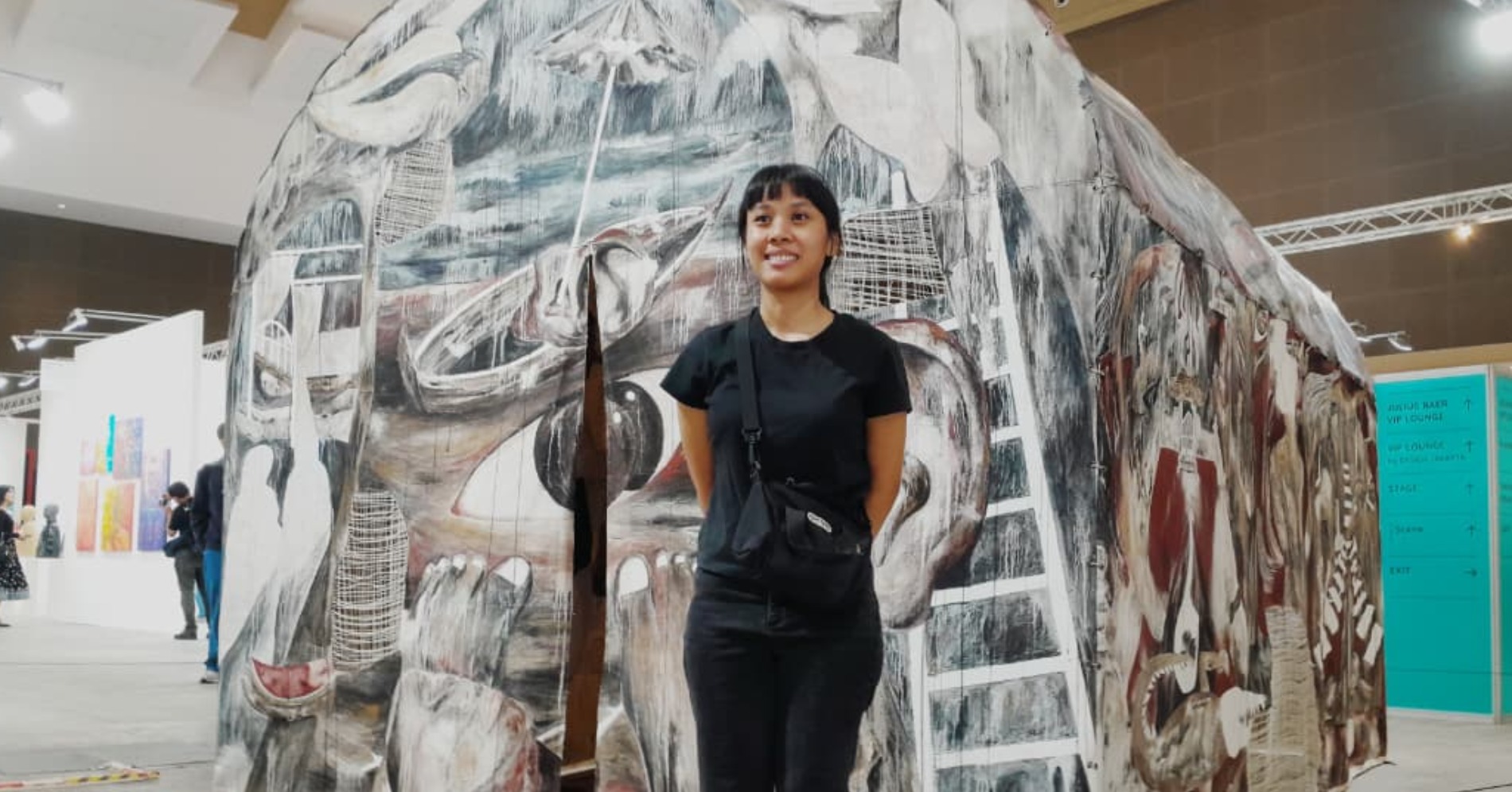 Seniman Ipeh Nur berpose di depan karyanya berjudul Ombak Belum Tidur di Art Jakarta Spot (sumber gambarL Hypeabis.id/Prasetyo Agung Ginanjar) Seniman Ipeh Nur berpose di depan karyanya berjudul Ombak Belum Tidur di Art Jakarta Spot (sumber gambarL Hypeabis.id/Prasetyo Agung Ginanjar)
