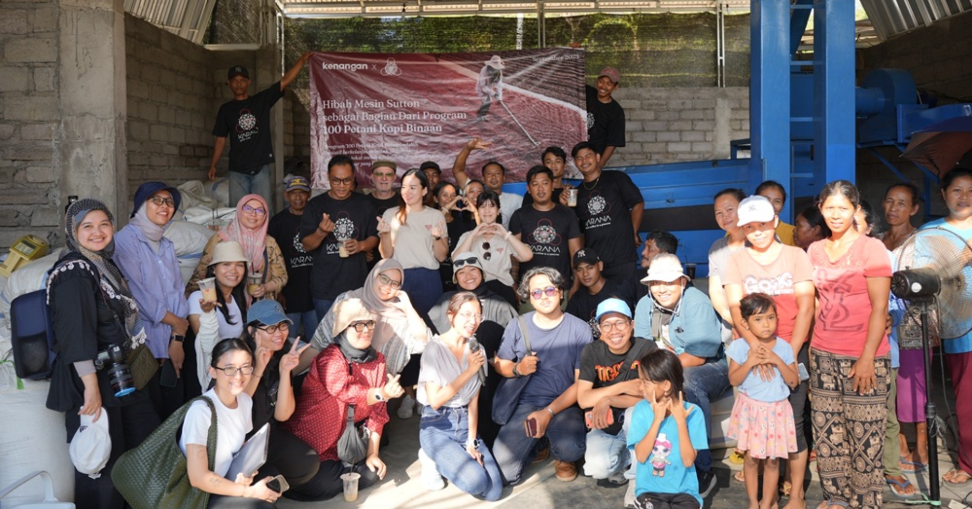 Rombongan media dan Kopi Kenangan saat berkunjung ke lokasi penyortiran biji kopi di Singaraja, Bali (sumber : Kenangan Brands) Rombongan media dan Kopi Kenangan saat berkunjung ke lokasi penyortiran biji kopi di Singaraja, Bali (sumber : Kenangan Brands)