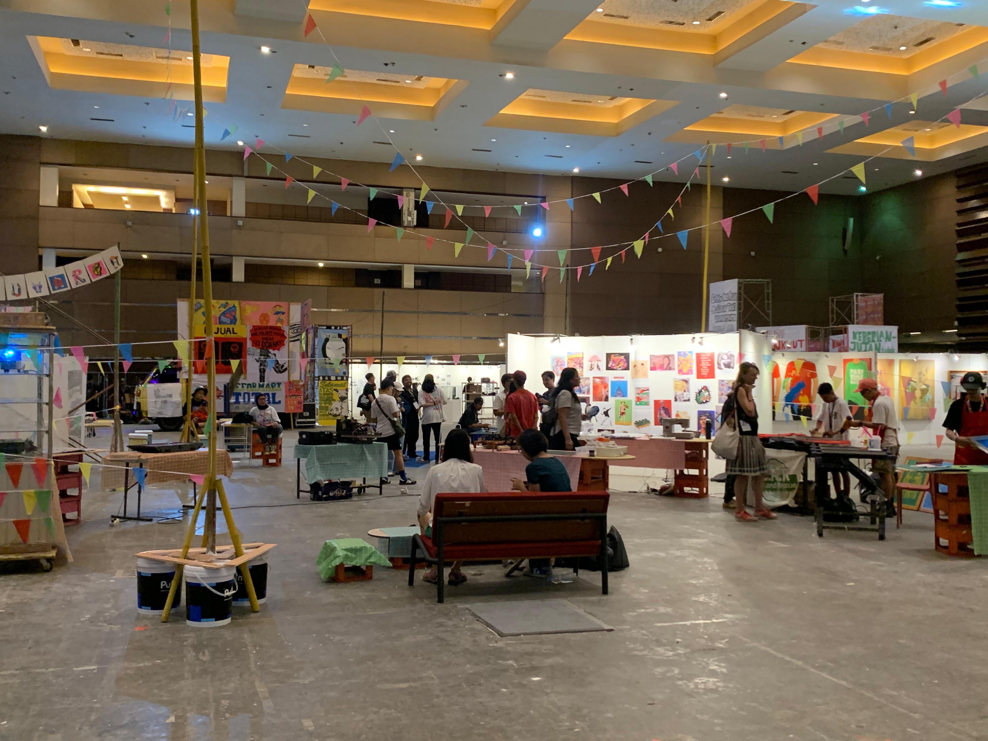 Suasana pameran ruru25: Poros Lumbung di Hall D2 JIExpo. (Sumber gambar: Hypeabis.id/Luke Andaresta)