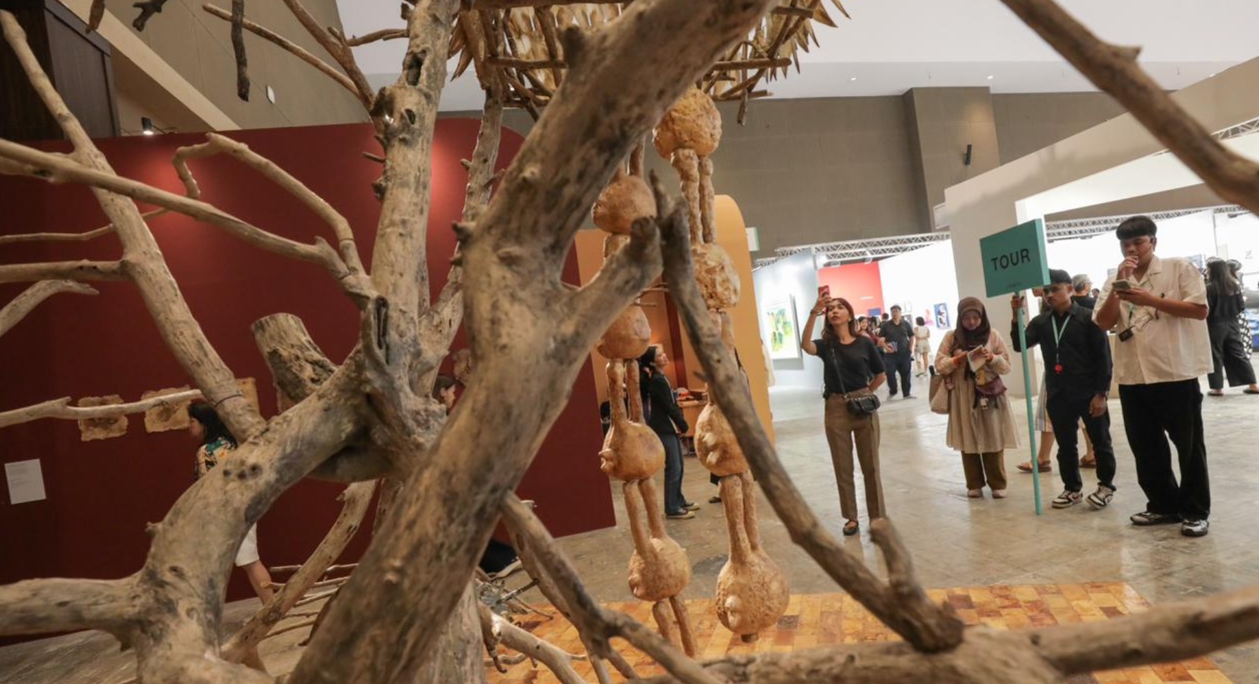 Peserta mengikuti acara jalan bareng Genhype melihat pameran Art Jakarta di Jakarta, Sabtu (4/10/2025). Hypeabis mengajak para pembaca setianya untuk berkunjung dan berkeliling melihat pameran tersebut yang menghadirkan beragam karya seni yang berlangsung hingga 5 Oktober 2025.