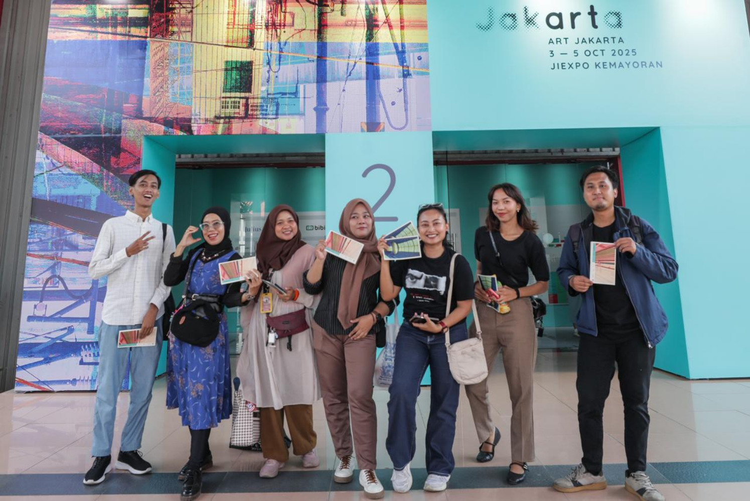 Peserta berfoto saat acara jalan bareng Genhype melihat pameran Art Jakarta di Jakarta, Sabtu (4/10/2025). (Sumber gambar: Hypeabis.id/Fanny Kusumawardhani)
