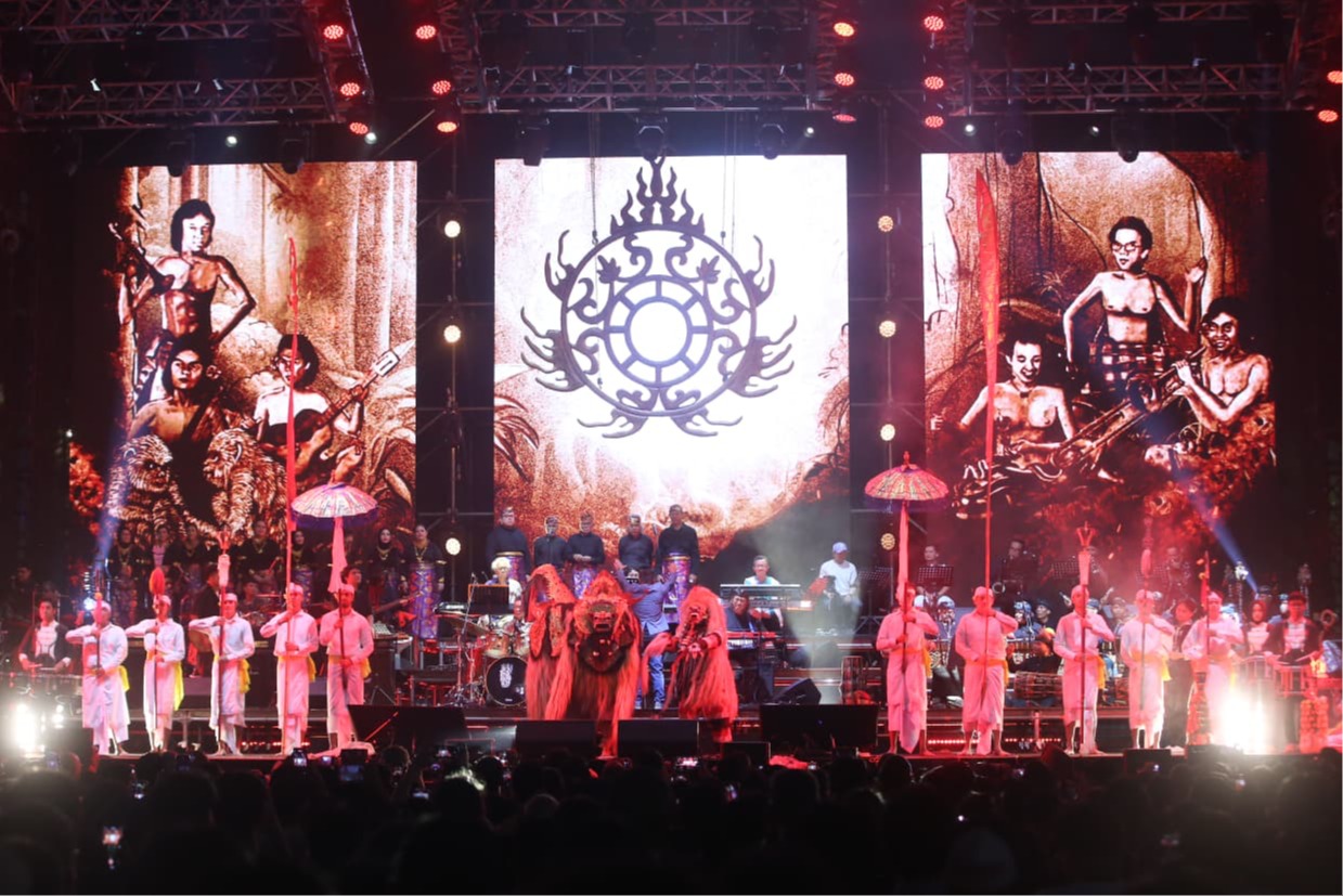 Penampilan Guruh Gipsy di Synchronize Fest 2025, Sabtu (4/10/2025) malam. (Sumber gambar: Hypeabis.id/Eusebio C)