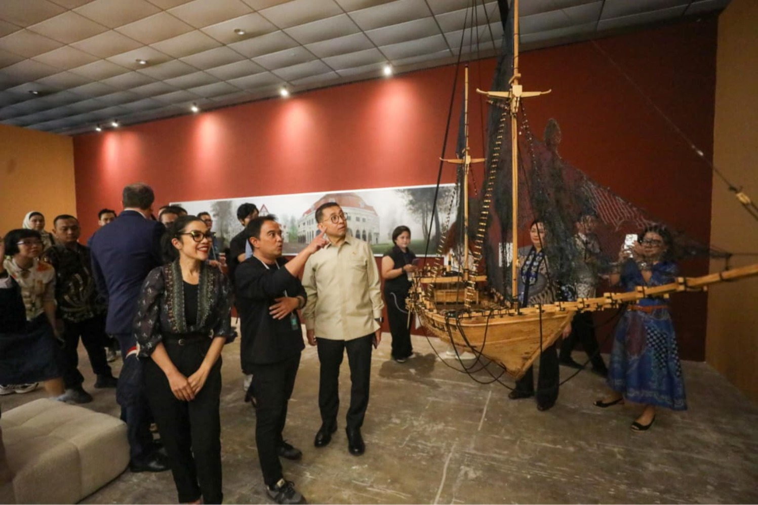 Menteri Kebudayaan Fadli Zon berdiri di samping karya Iwan Yusuf berjudul Bayi Perahu, dan menikmati senarai karya seni di Art Jakarta 2025. (Sumber foto: Hypeabis.id/Himawan L Nugraha)