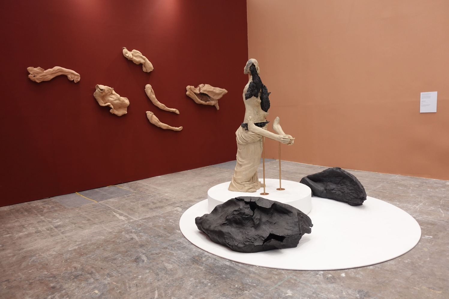 Karya Dzikra berjudul Dismembered: The Opposite of Fear dan Muscle, Mud, and Blood Series dapat ditemui booth Manjemen Talenta Nasional (MTN) di Art Jakarta 2025 (Sumber gambar: Chelsea Venda/Hypeabis.id)