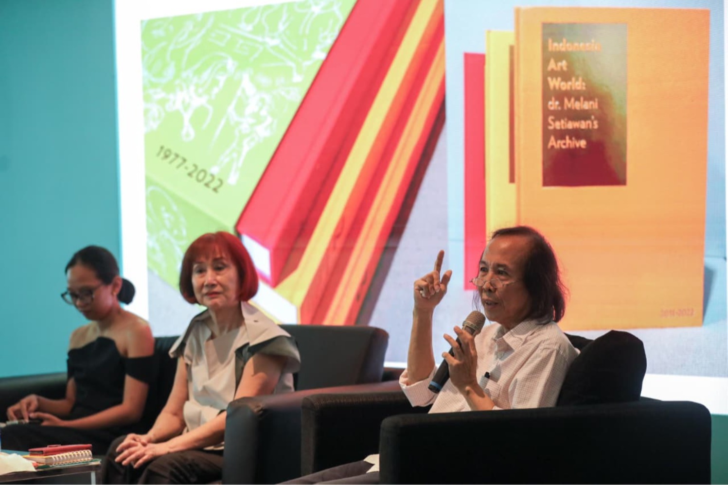 Bisnis/Himawan L. Nugraha DISKUSI BUKU INDONESIA ART WORLD Kolektor Seni Melani Setiawan (tengah) disaksikan Kritikus & Kurator Hendro Wiyanto (kanan) dan Seniman Rachel K. S. memberikan pemaparan pada acara diskusi buku bertajuk Indonesia Art World: Dr. Melani Setiawan’s Archive (1977-2022) dalam pameran Art Jakarta 2024 di Jakarta, Minggu (5/10/2025). Buku ini memuat foto-foto karya Dr. Melani Setiawan yang merekam perjumpaannya dengan sekitar 1.500 seniman, kolektif, dan pegiat seni rupa Tanah Air selama lebih dari empat dekade. Dalam proyek monumental ini, Melani menghimpun sekitar 4.000 foto yang ia ambil sejak akhir 1970-an hingga dua tahun terakhir.