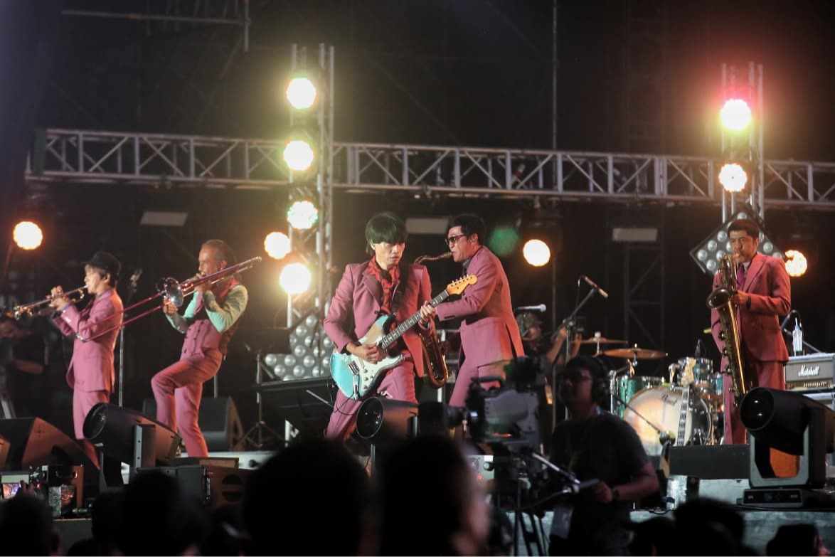 Aksi Elvy Sukaesih dan Tokyo Ska Paradise Orchestra di panggung Synchronize Fest pada Minggu (5/10/2025) malam. (Sumber gambar: Hypeabis.id/Eusebio C)