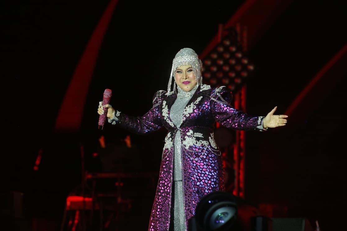 Aksi Elvy Sukaesih dan Tokyo Ska Paradise Orchestra di panggung Synchronize Fest pada Minggu (5/10/2025) malam. (Sumber gambar: Hypeabis.id/Eusebio C)