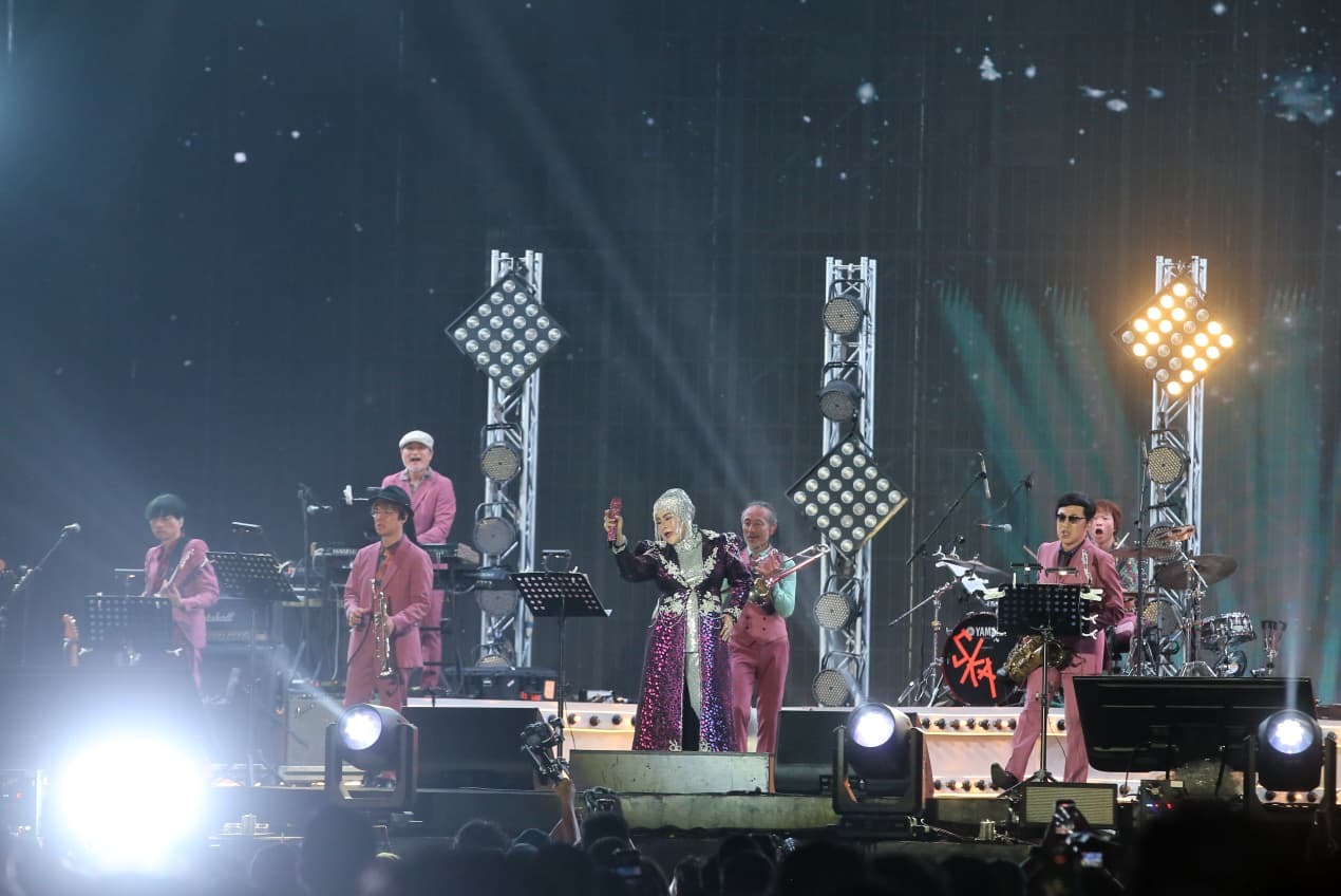 Aksi Elvy Sukaesih dan Tokyo Ska Paradise Orchestra di panggung Synchronize Fest pada Minggu (5/10/2025) malam. (Sumber gambar: Hypeabis.id/Eusebio C)