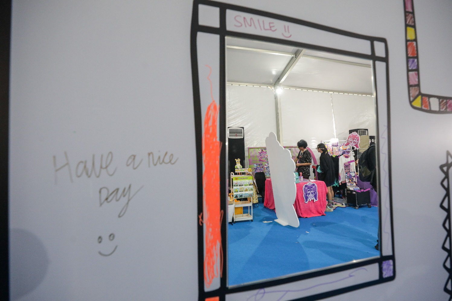 Pengunjung melihat produk di Jakarta Doodle Fest (JDF) 2025 di Jakarta, Kamis (9/10/2025). (Sumber gambar: JIBI/Bisnis/Fanny Kusumawardhani)