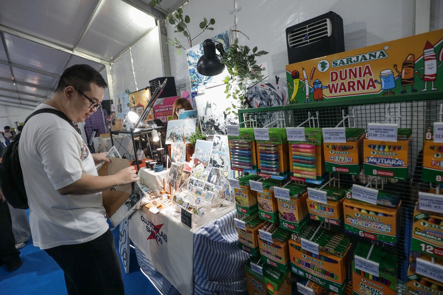 Pengunjung melihat produk di Jakarta Doodle Fest (JDF) 2025 di Jakarta, Kamis (9/10/2025). (Sumber gambar: JIBI/Bisnis/Fanny Kusumawardhani)