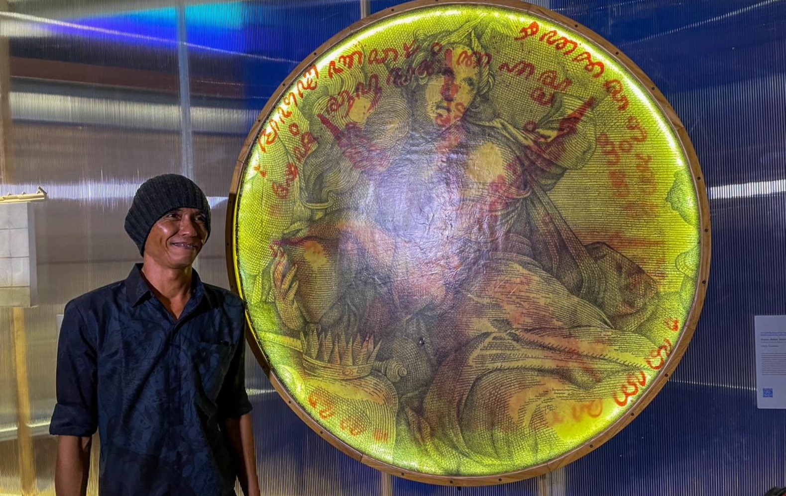 Pemenang UOB POY 2025 Eddy Susanto bersama karyanya bertajuk Kuasa dalam Setara