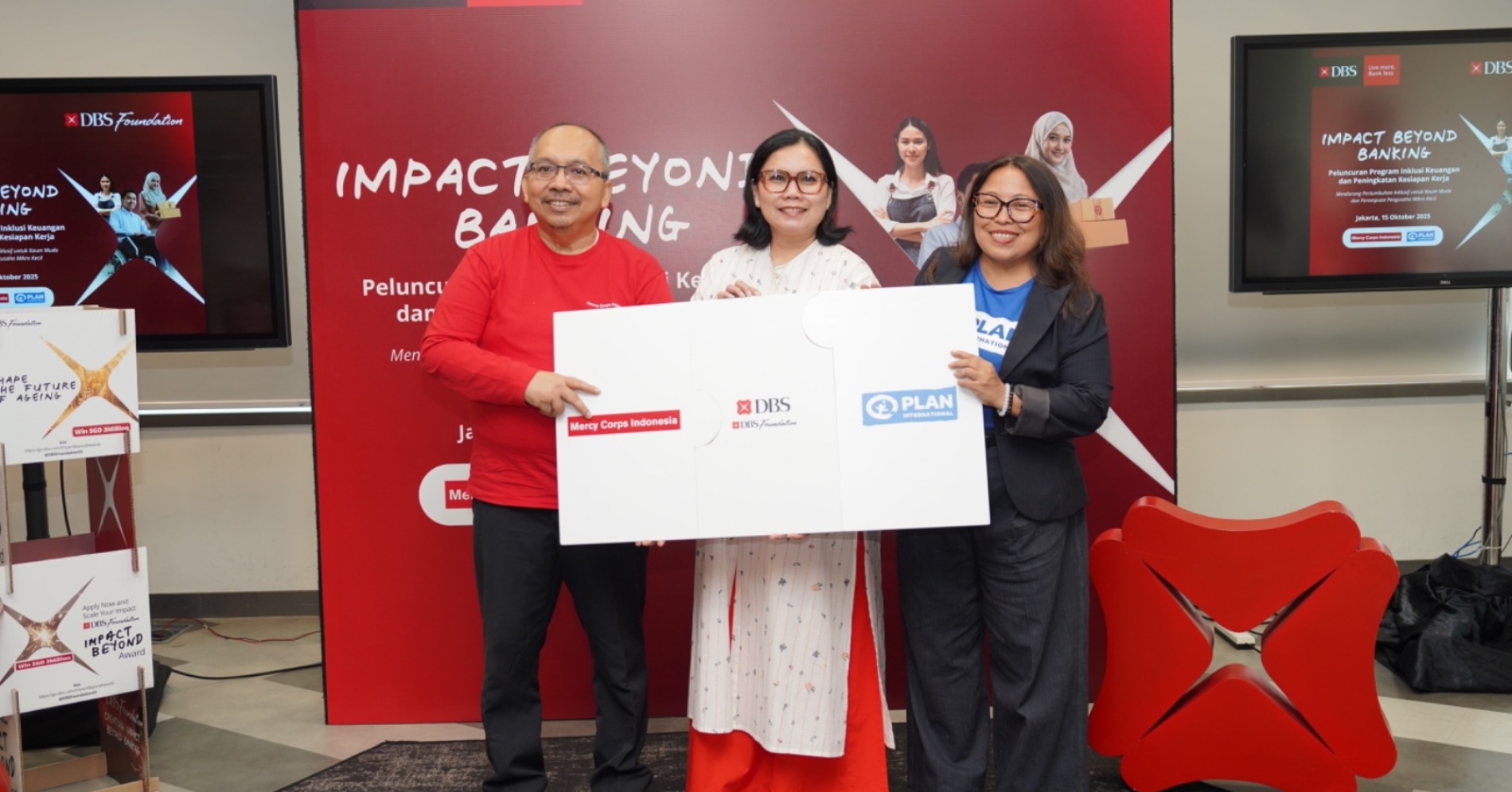 (Ki-ka) Director Of Programs Mercy Corps Indonesia Andi Ikhwan, Head Of Group Strategic Marketing & Communications PT Bank DBS Indonesia Mona Monika, dan Executive Director Plan Indonesia Dini Widiastuti dalam acara peresmian kerja sama DBS Foundation bersama Mercy Corps Indonesia dan Plan Indonesia di Jakarta, Rabu (15/10/2025).